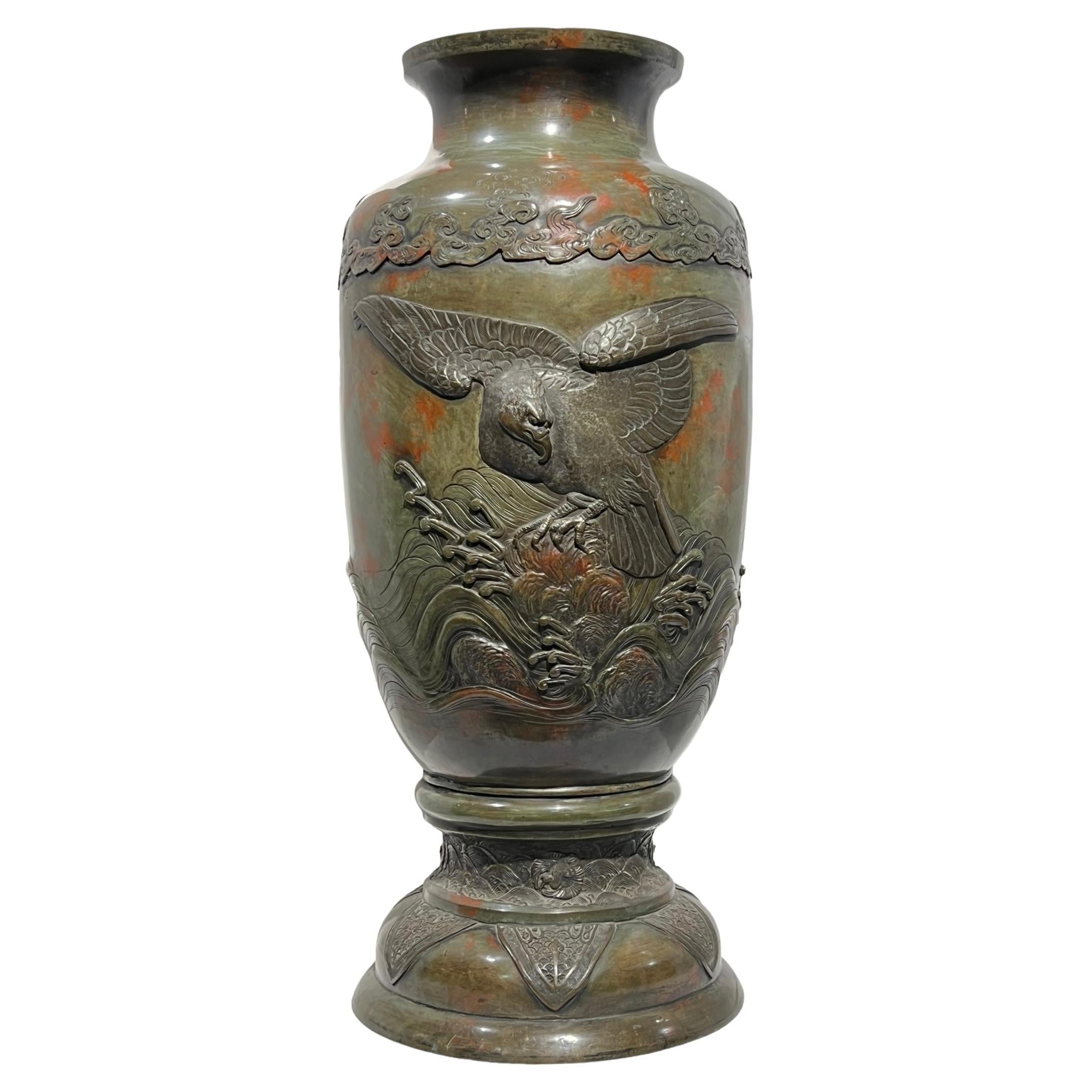 Grand vase japonais Meiji du 19ème siècle en bronze patiné en vente