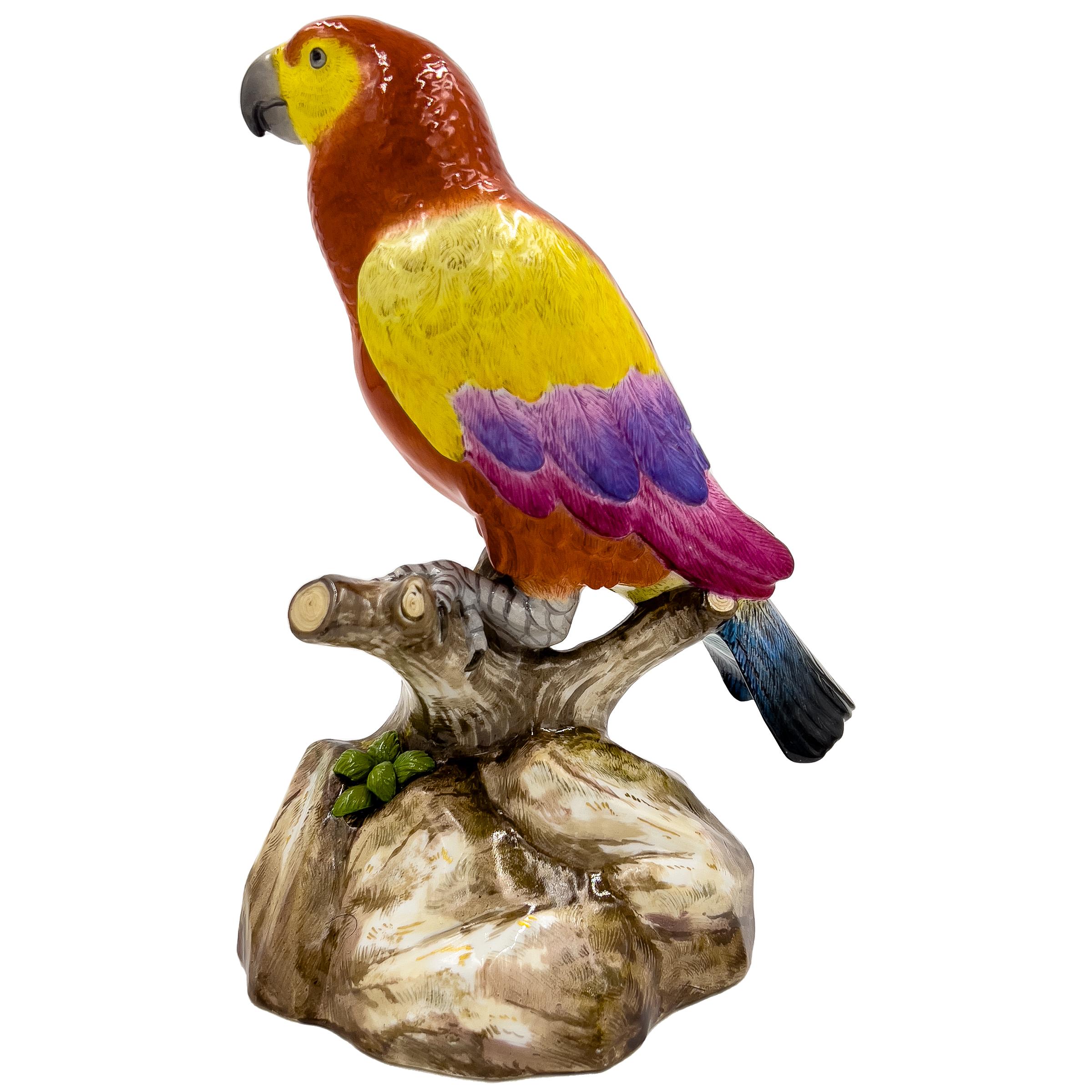 Figure de Meissen du 19e siècle représentant un perroquet sur une Branch, d'une grande vivacité et d'un grand réalisme. Ce chef-d'œuvre méticuleusement réalisé présente des détails multicolores et porte la signature authentique de Meissen sur sa