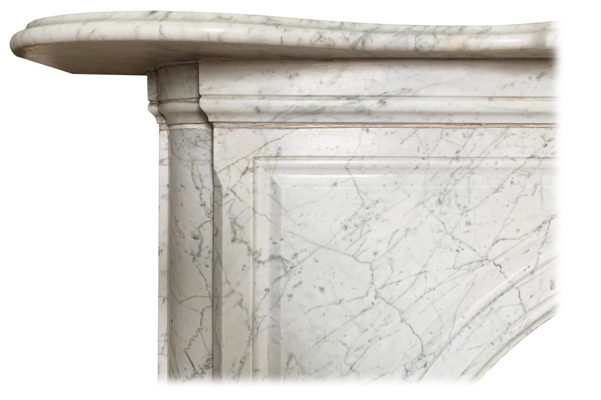 Großer gewölbter Carrara-Marmor-Kaminsims aus der Mitte des 19. Jahrhunderts (Viktorianisch) im Angebot