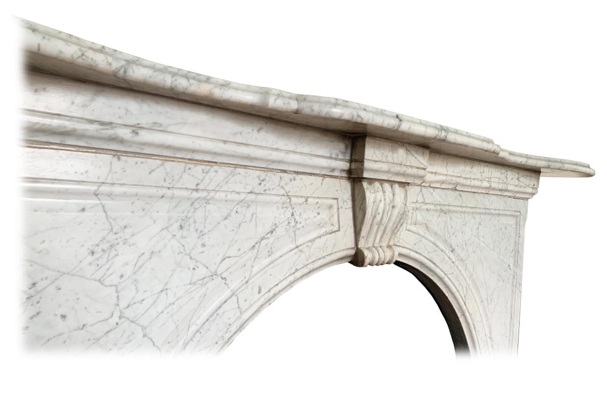Großer gewölbter Carrara-Marmor-Kaminsims aus der Mitte des 19. Jahrhunderts (Englisch) im Angebot