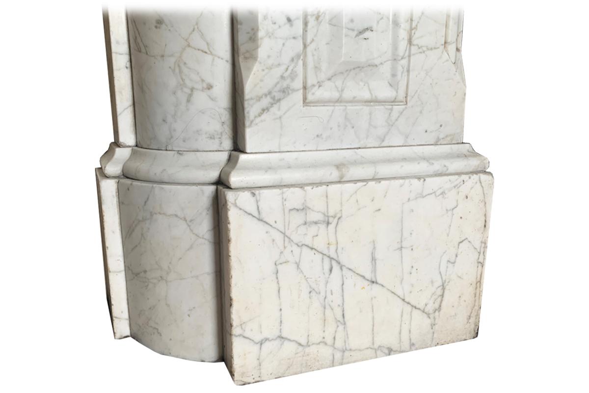 Großer gewölbter Carrara-Marmor-Kaminsims aus der Mitte des 19. Jahrhunderts im Zustand „Gut“ im Angebot in Manchester, GB