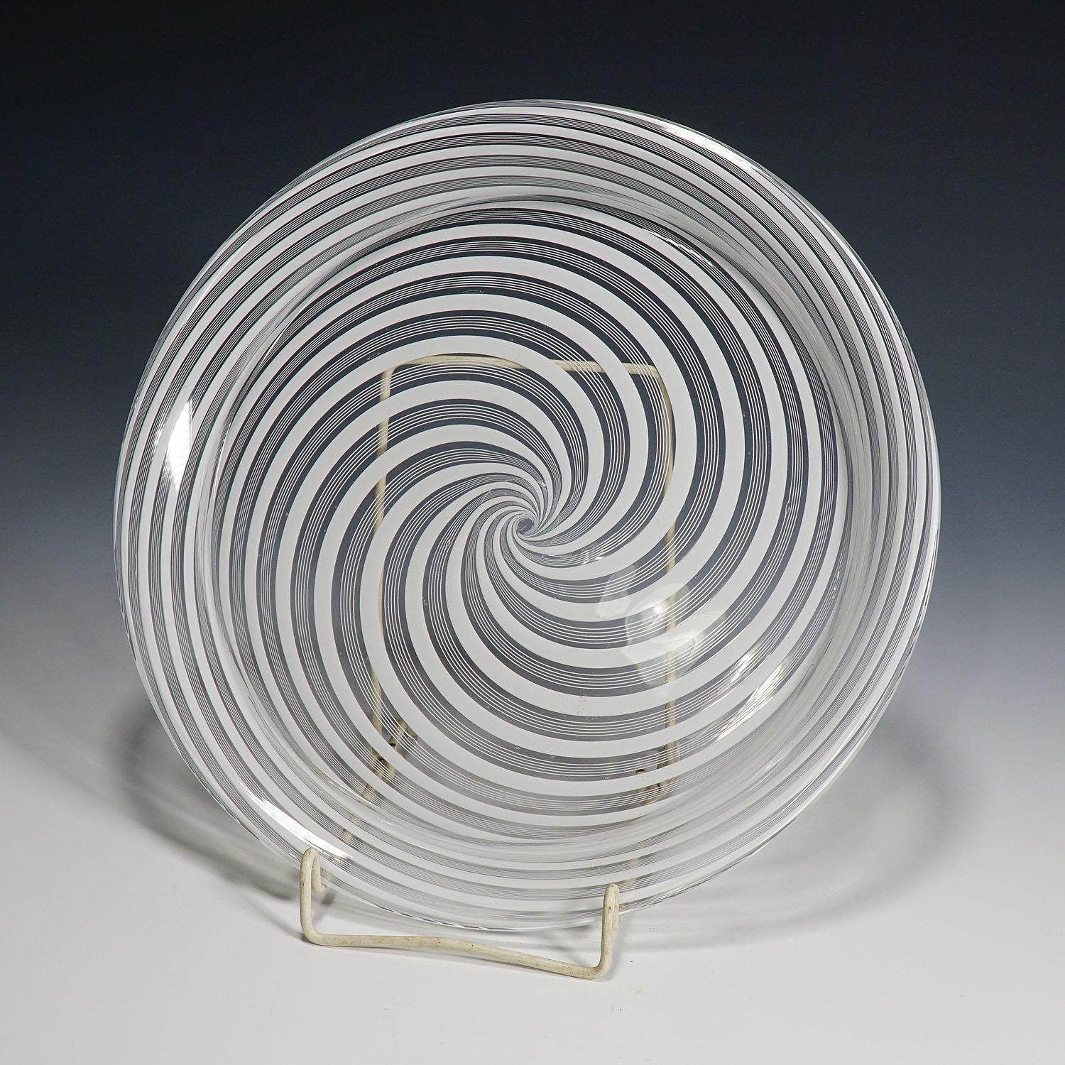 Großer Murano-Kunstglasteller „Filigrana“ aus dem 19. Jahrhundert (Moderne der Mitte des Jahrhunderts) im Angebot