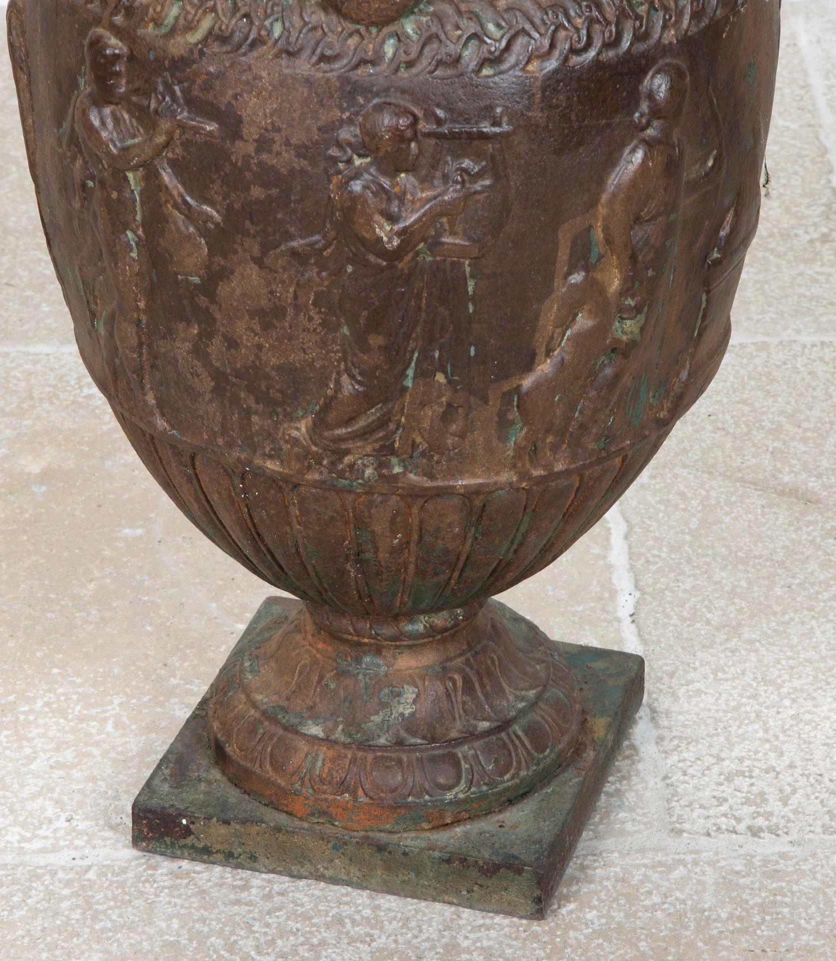 Large 19th Century Neo-Classical Cast Iron Urn In Good Condition For Sale In Gloucestershire, GB