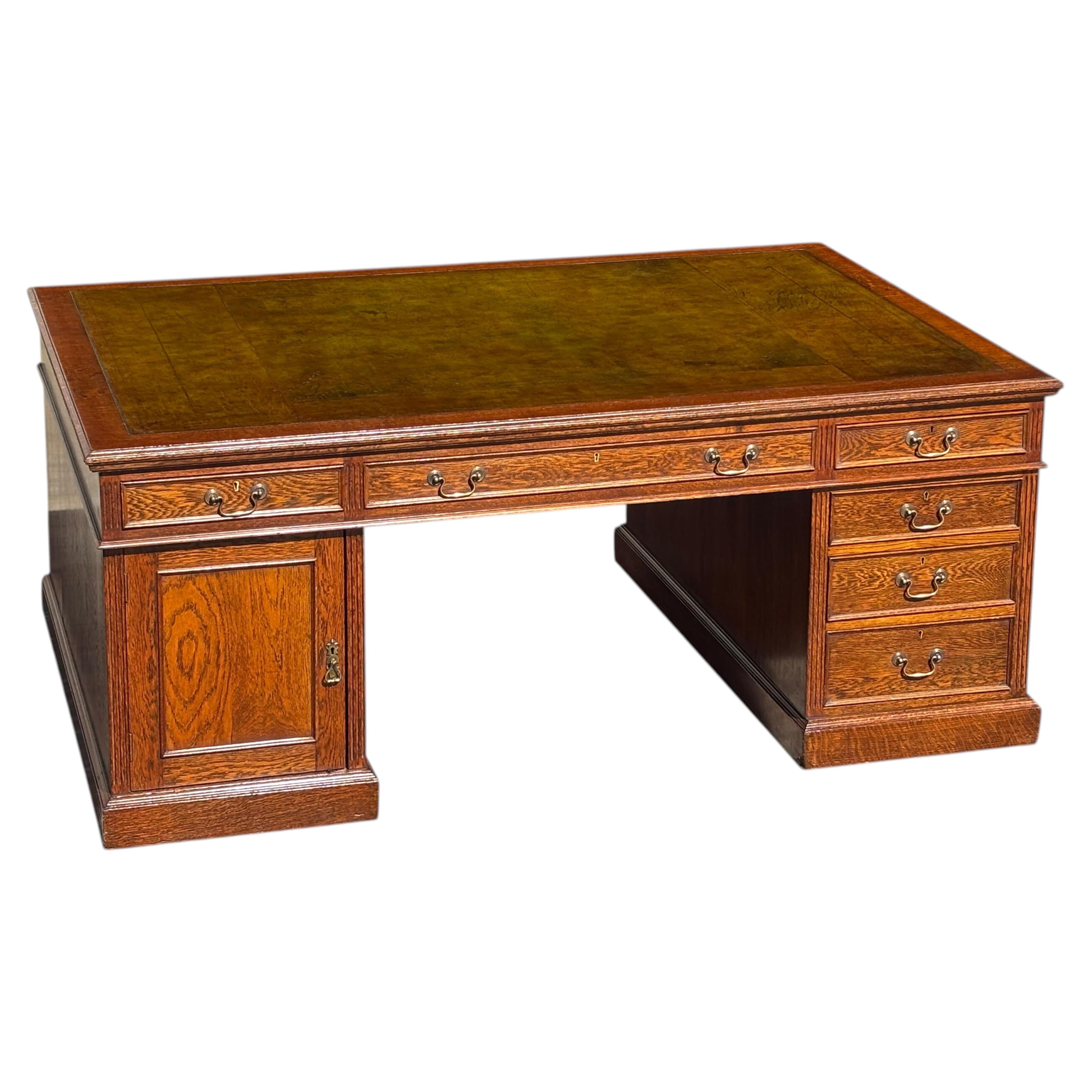 Grand bureau à colonnes en Oak Oak du 19ème siècle