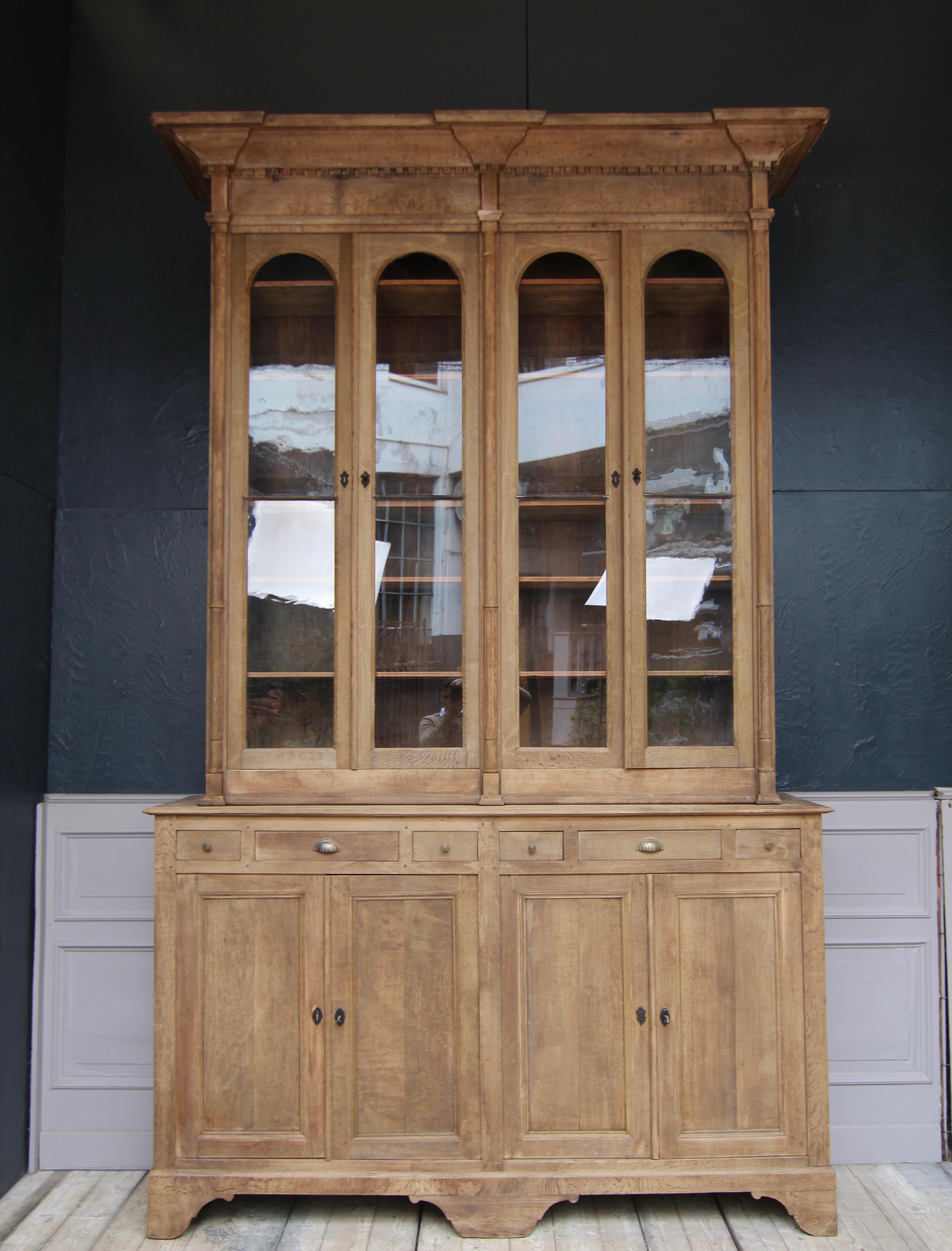 Representative tall display cabinet or library from the 2nd half of the 19th century. Solidly made of oak wood.

Cabinets of this type were found in public buildings such as town halls or museums.

Consisting of a four-door base cabinet with 6