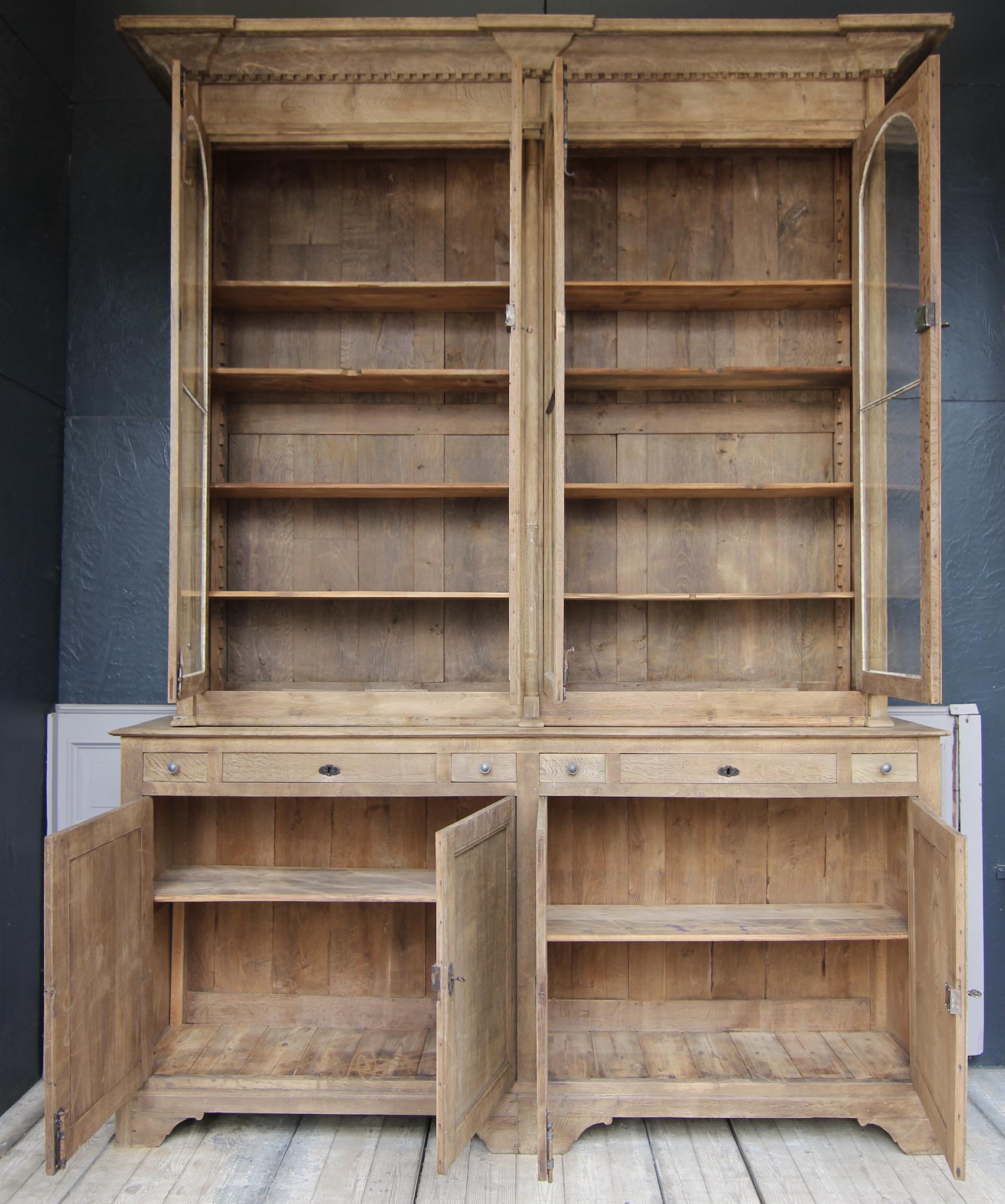 Large 19th Century Oak Vitrine Cabinet or Bookcase In Good Condition In Dusseldorf, DE