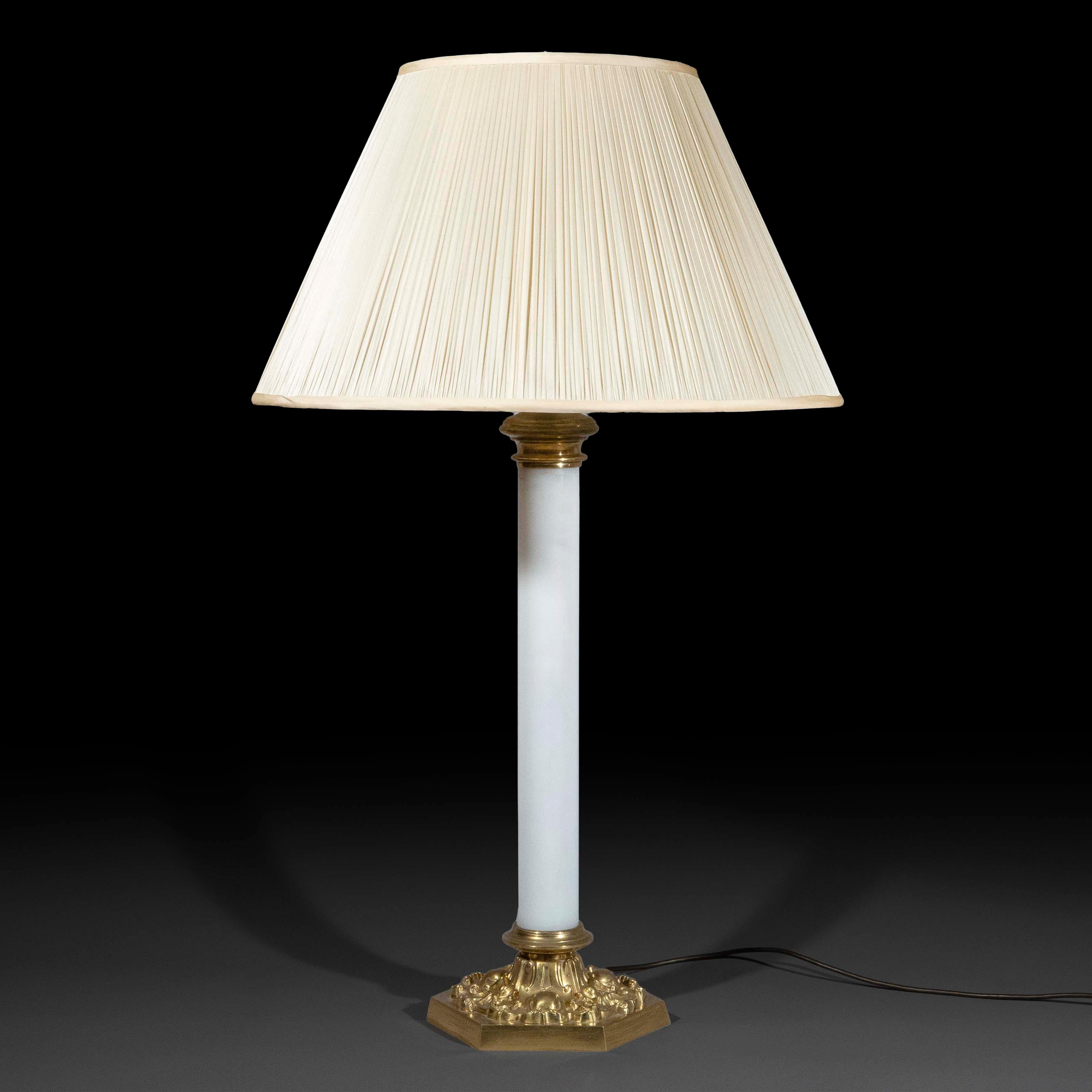 Grande lampada da tavolo in vetro opalino del XIX secolo In condizioni buone in vendita a Richmond, London