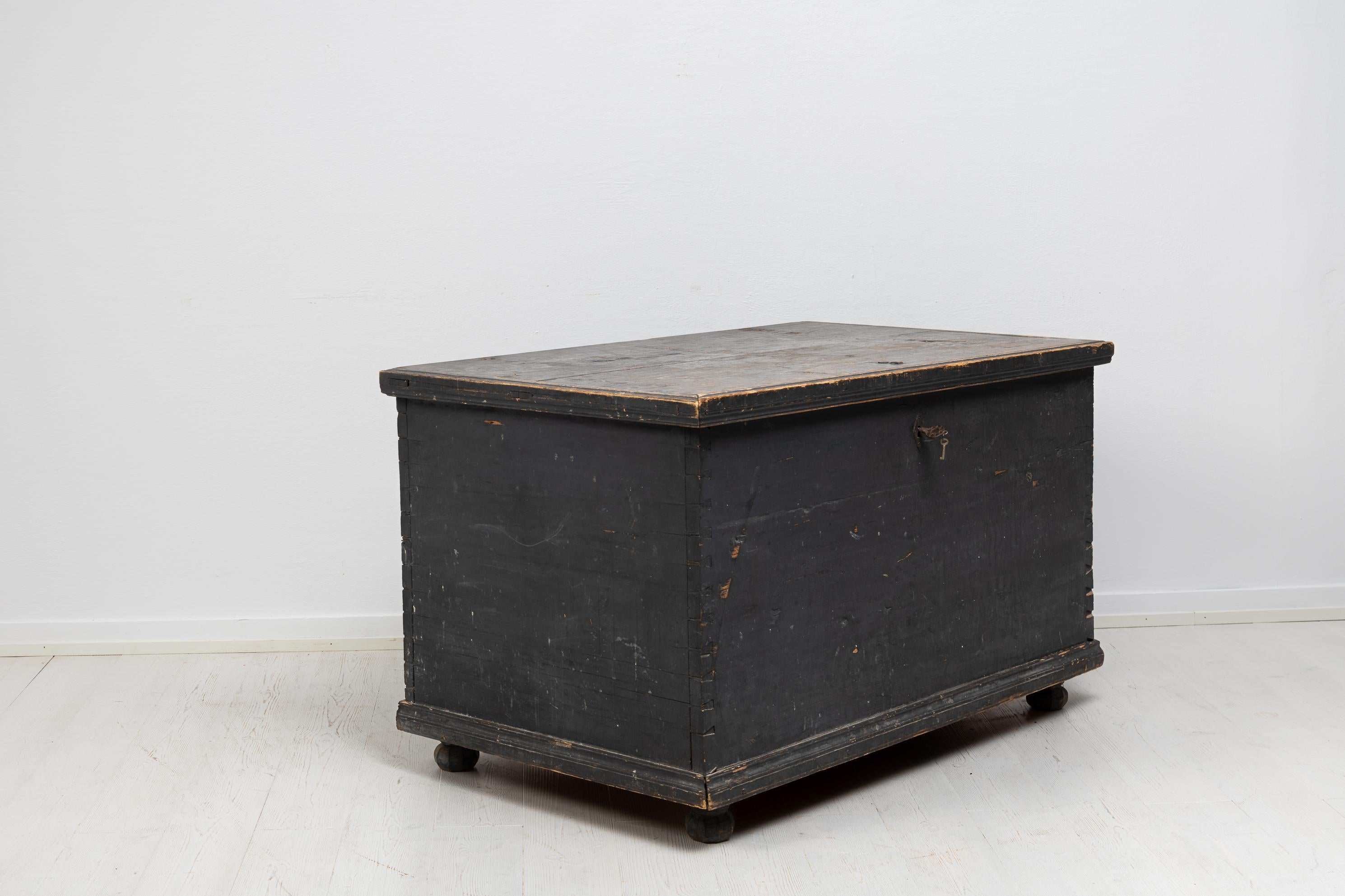 Large 19th Century Original Swedish Painted Hope Chest In Good Condition For Sale In Kramfors, SE