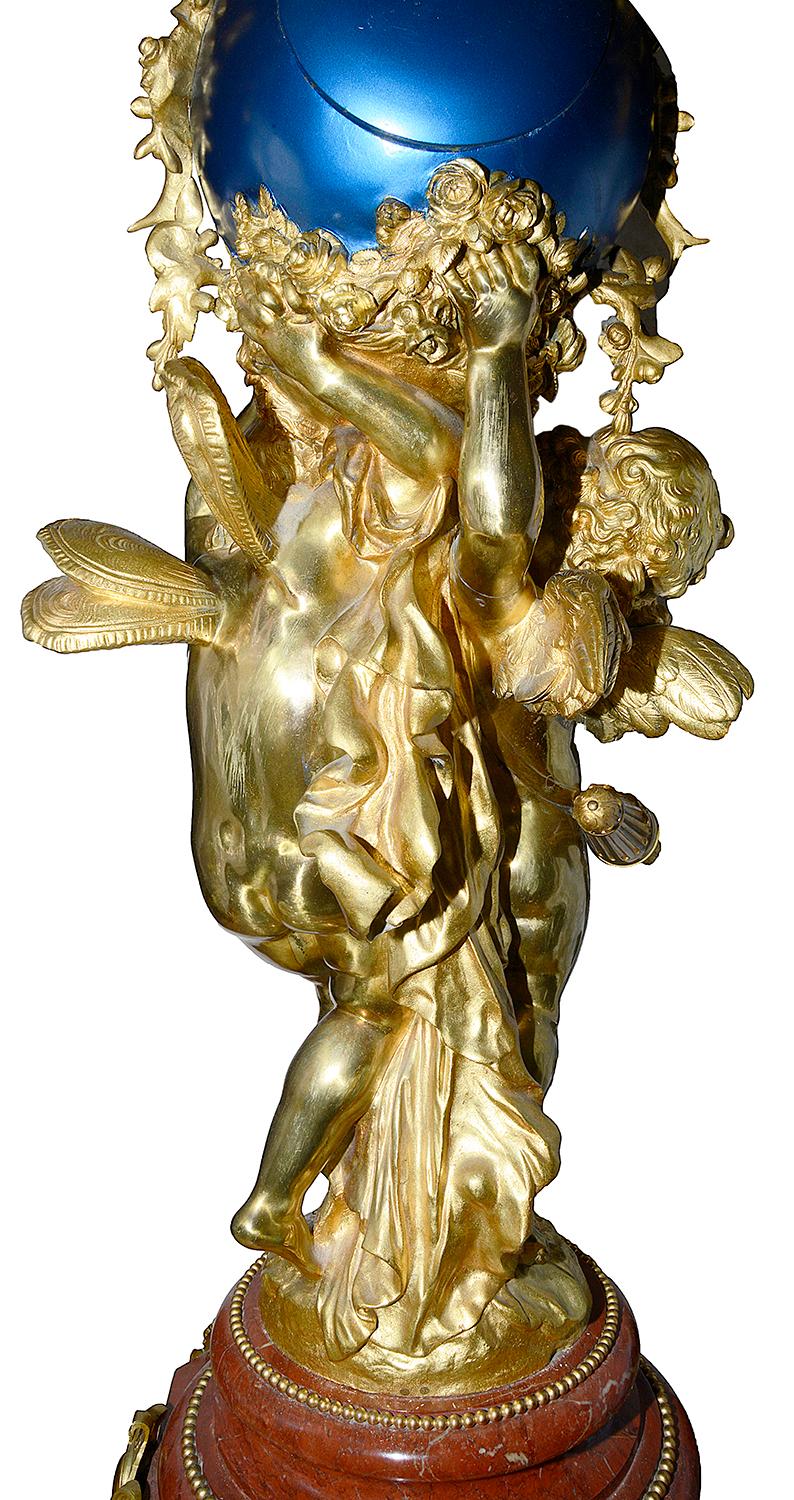 Français Grande horloge de cheminée en bronze doré du 19e siècle par Aug. Moreau en vente
