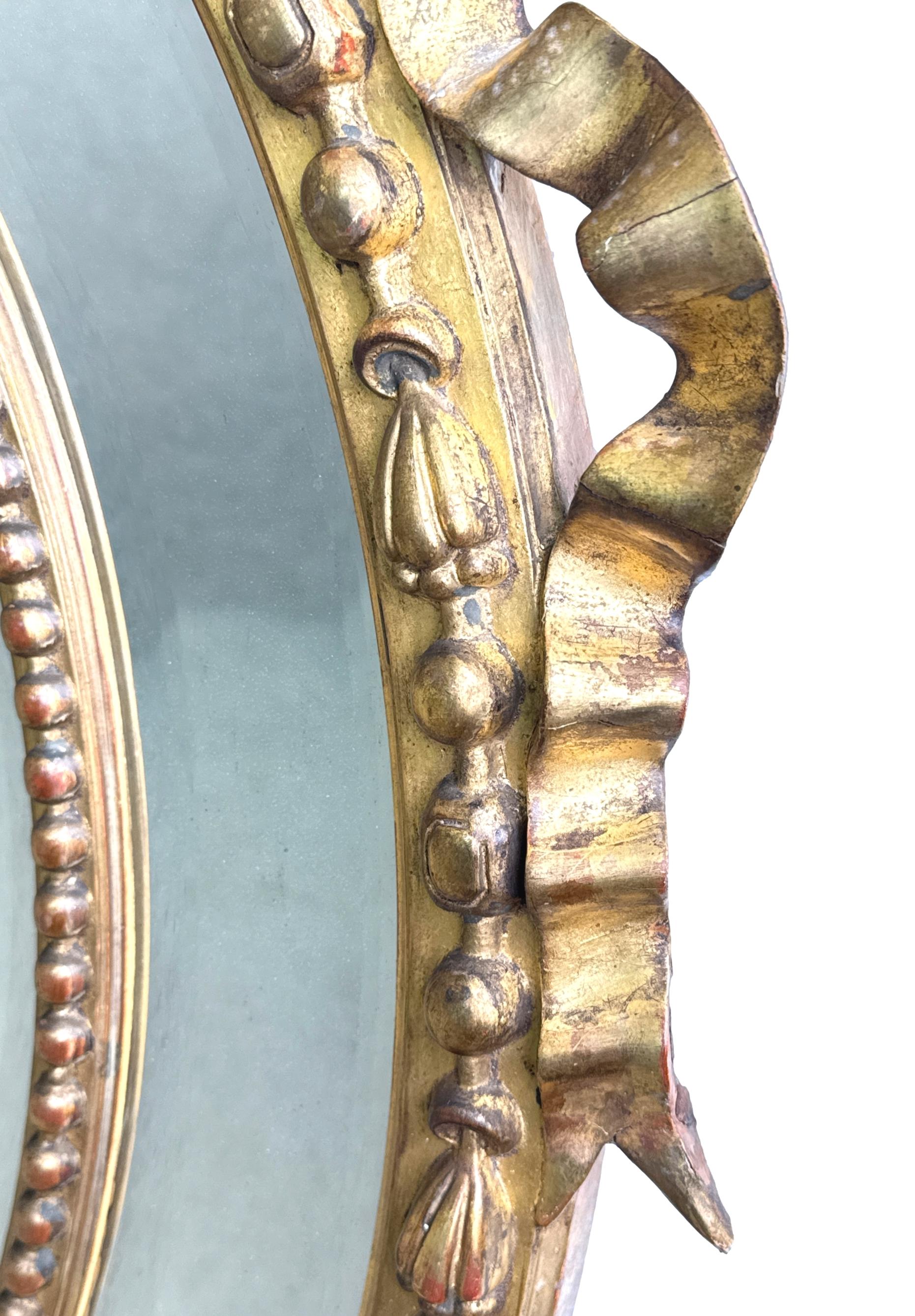 Legno dorato Grande specchio da parete ovale dorato del XIX secolo in vendita