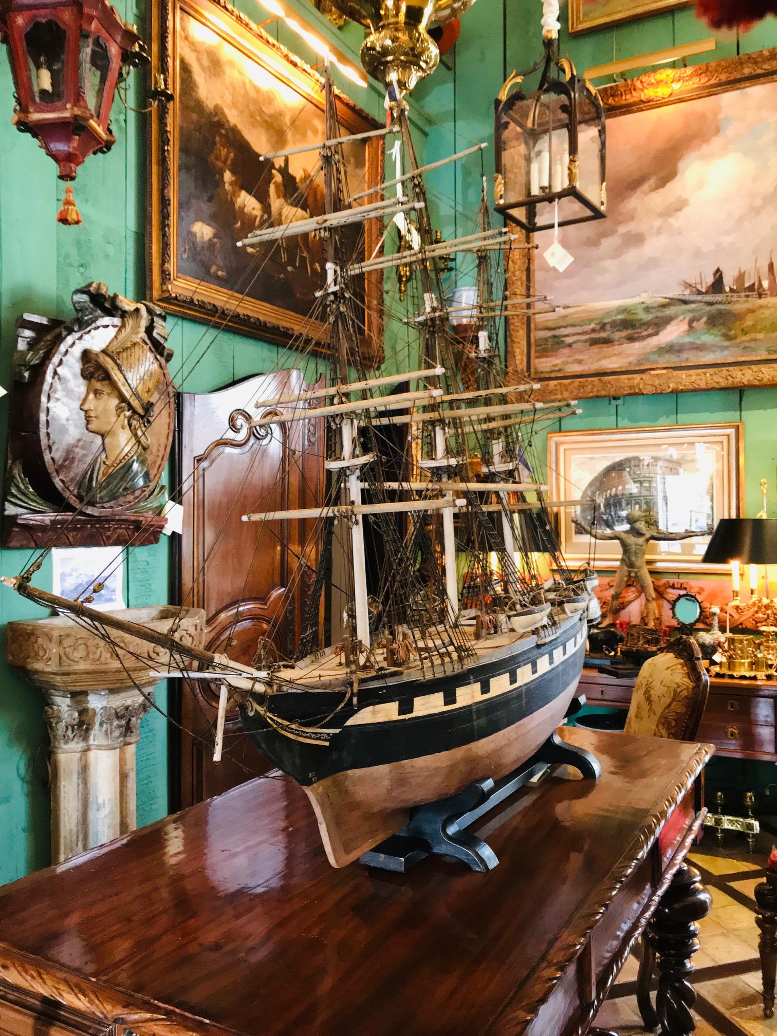 Ein sehr großes und seltenes bemaltes Holzmodell des Segelschiffs 
