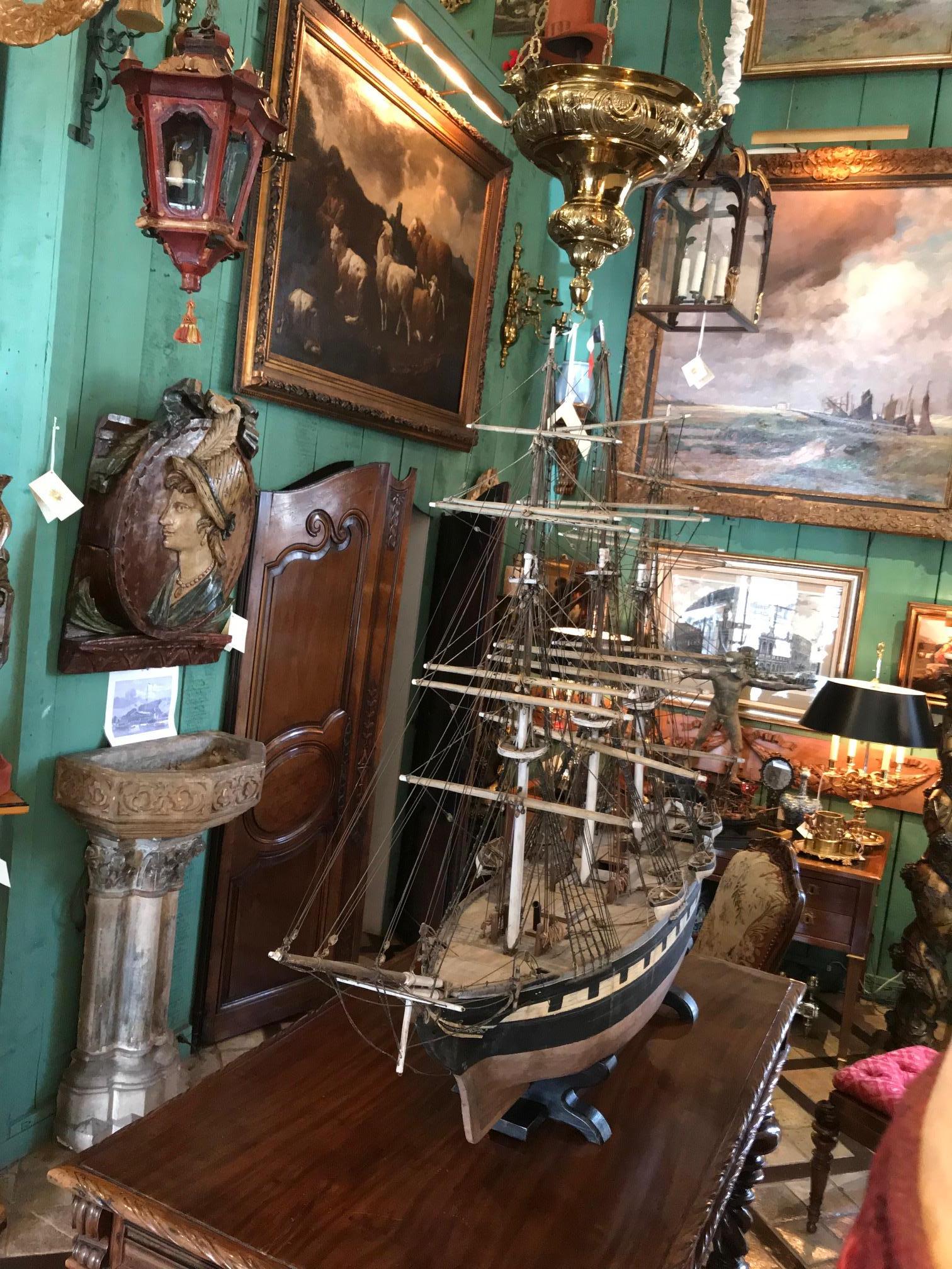 Modèle de bateau à voile en bois sculpté à la main, pièce centrale de la sculpture de Margaret, LA CA  en vente 2