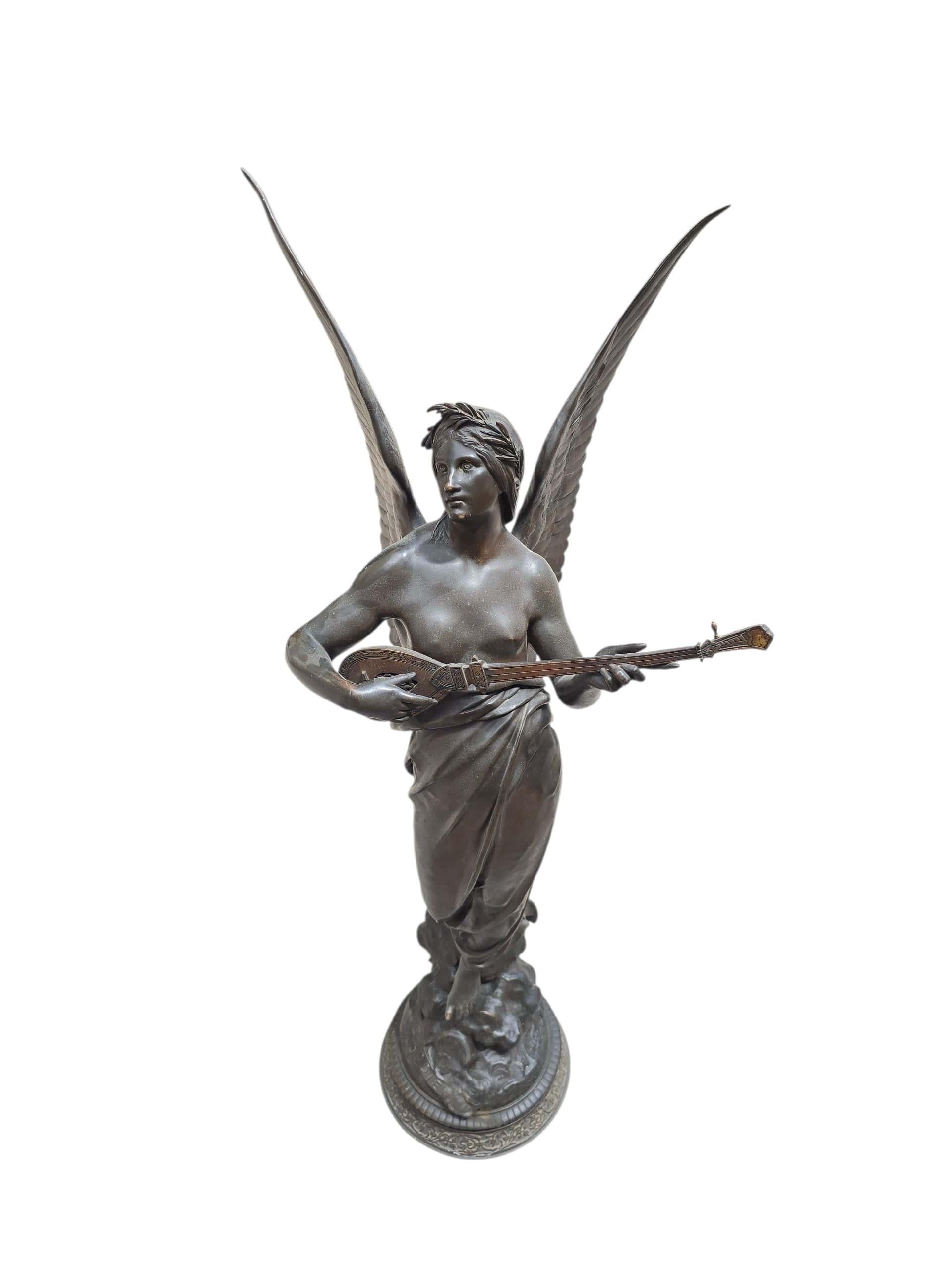 Elegante escultura de bronce finamente ejecutada que representa una alegoría de la Música, firmada E. Picault (Émile Louis Picault, 1833-1915), renombrado escultor francés conocido por sus obras alegóricas y clásicas. La figura está bellamente