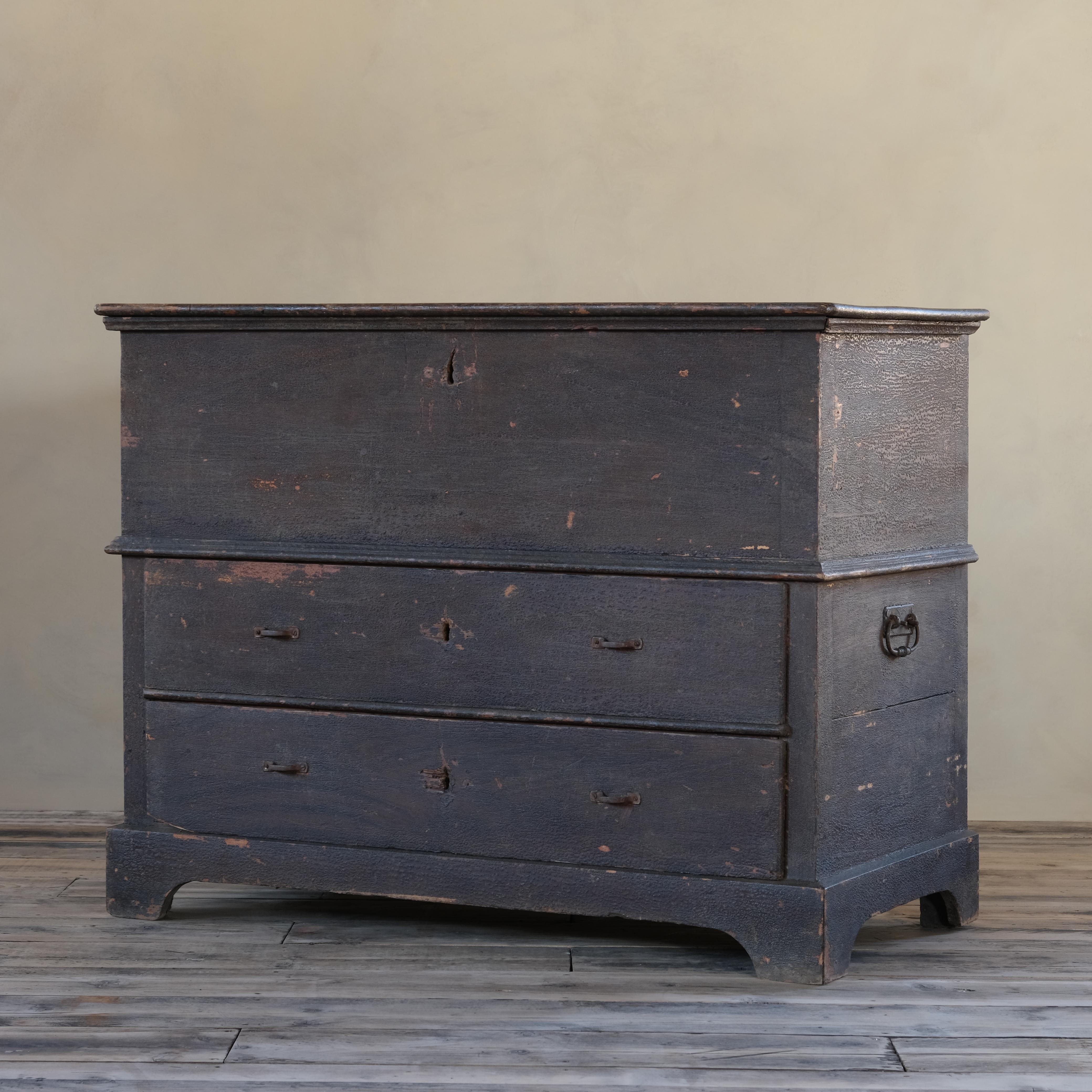 Large 19th Century Pine Mule Chest in Original Finish In Distressed Condition In Batley, GB