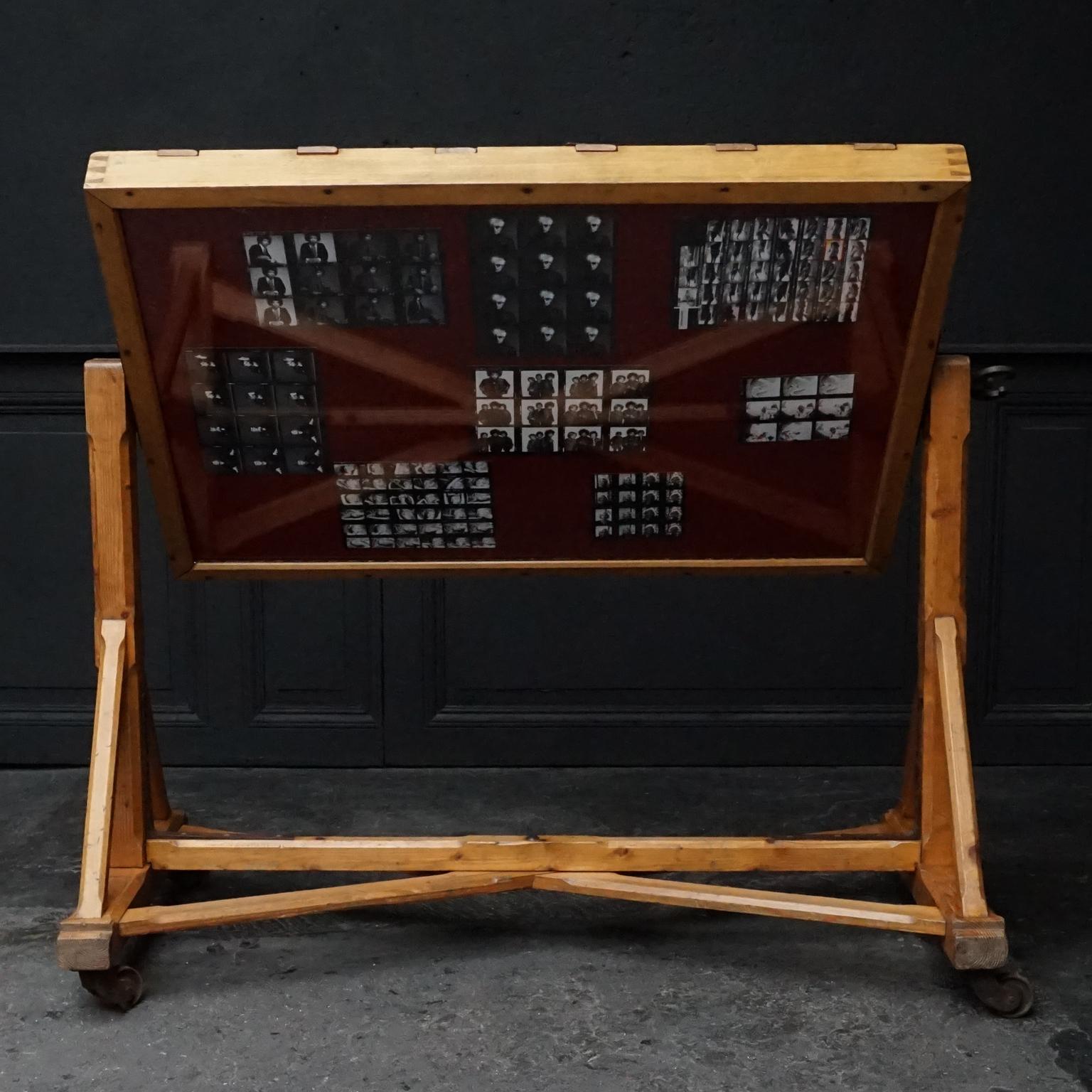 Grand cadre inclinable pour photographies en bois de pin du 19ème siècle, chambre sombre, imprimé négatif État moyen - En vente à Haarlem, NL