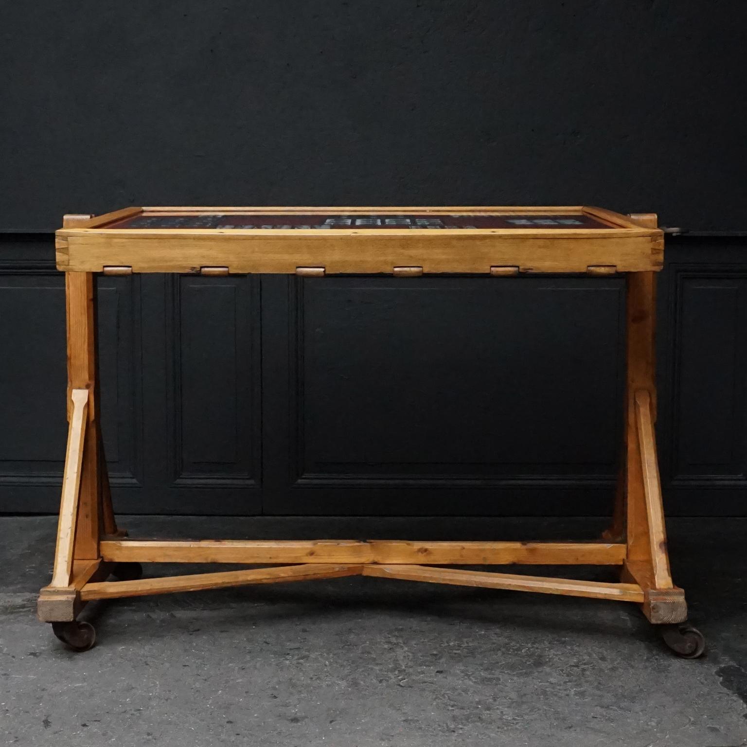 Large 19th Century Pine Wood Photography Darkroom Negative Printing Tilt Frame In Fair Condition For Sale In Haarlem, NL