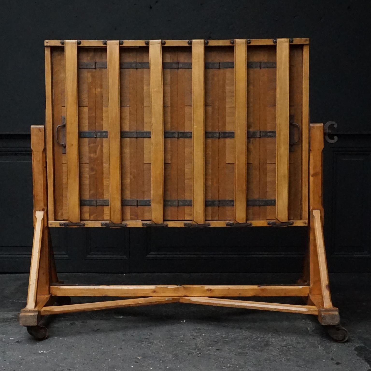 Feutre Grand cadre inclinable pour photographies en bois de pin du 19ème siècle, chambre sombre, imprimé négatif en vente