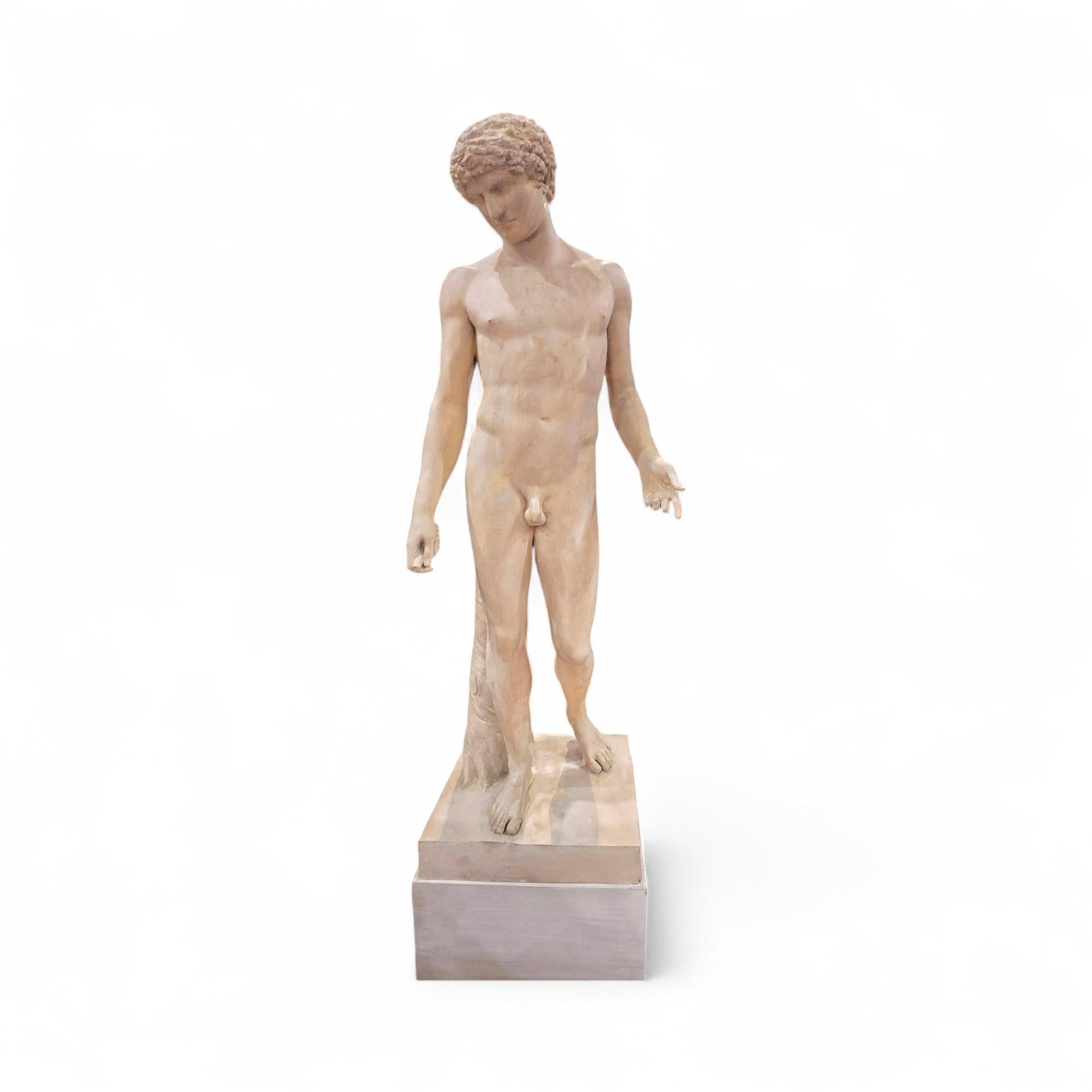 Questa imponente scultura in gesso del XIX secolo raffigura una figura greca classica ed è stata realizzata in un Atelier francese. Alta 180 cm, la scultura è in ottime condizioni, conservando la sua dettagliata maestria ed