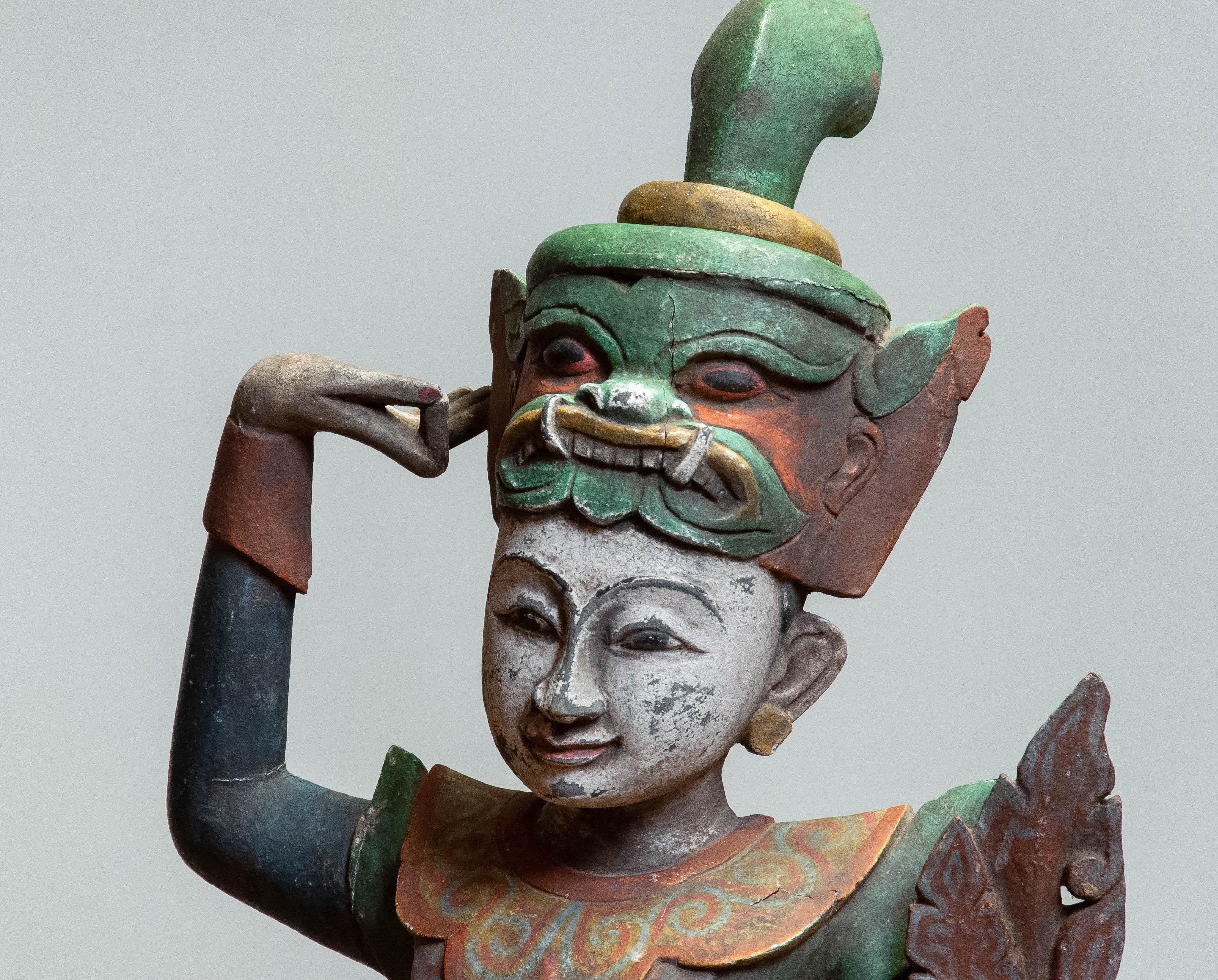 Große polychromierte Statue eines burmesischen Nat-Tempeltänzers aus dem 19. Jahrhundert im Angebot 5