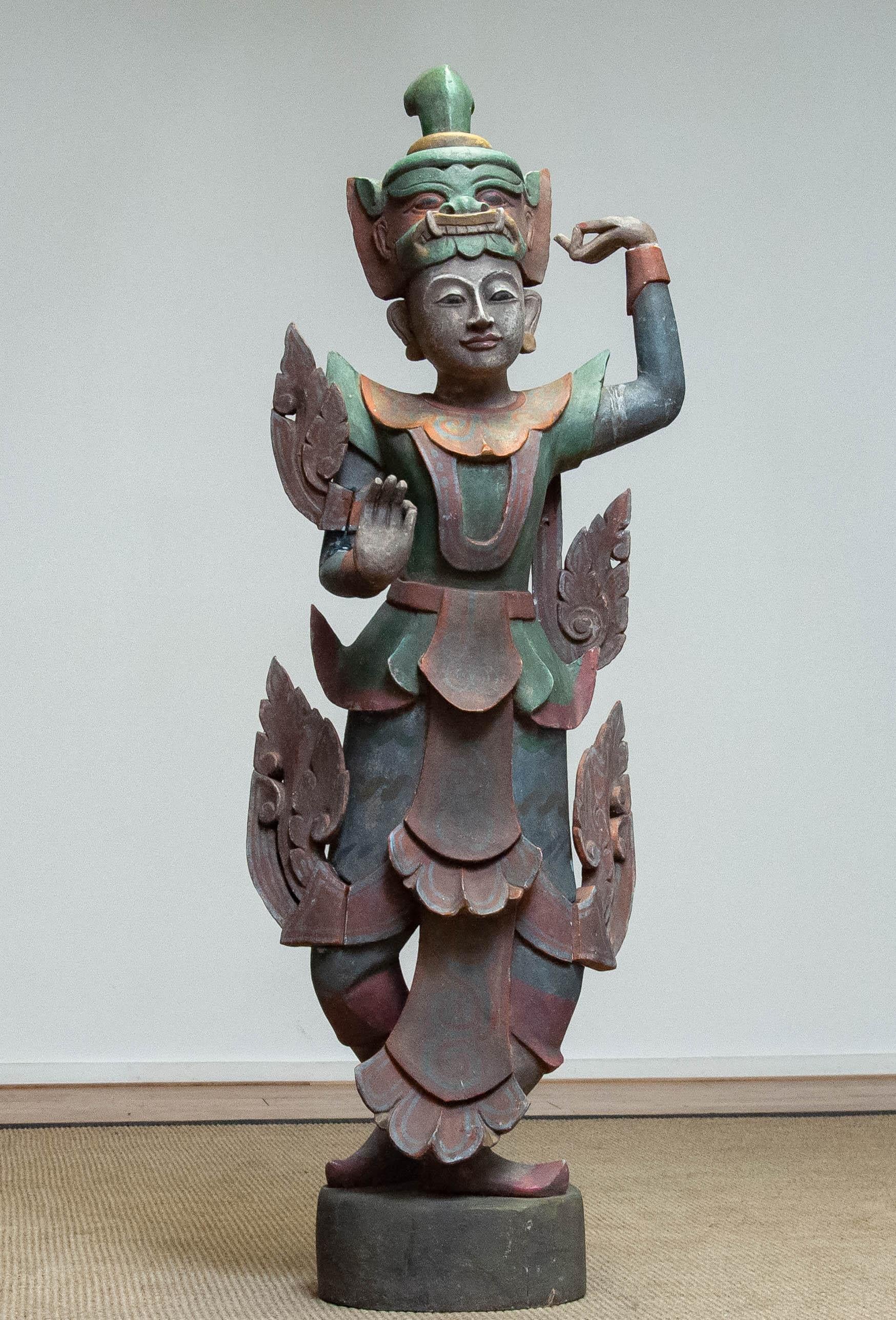 Große polychromierte Statue eines burmesischen Nat-Tempeltänzers aus dem 19. Jahrhundert im Angebot 6