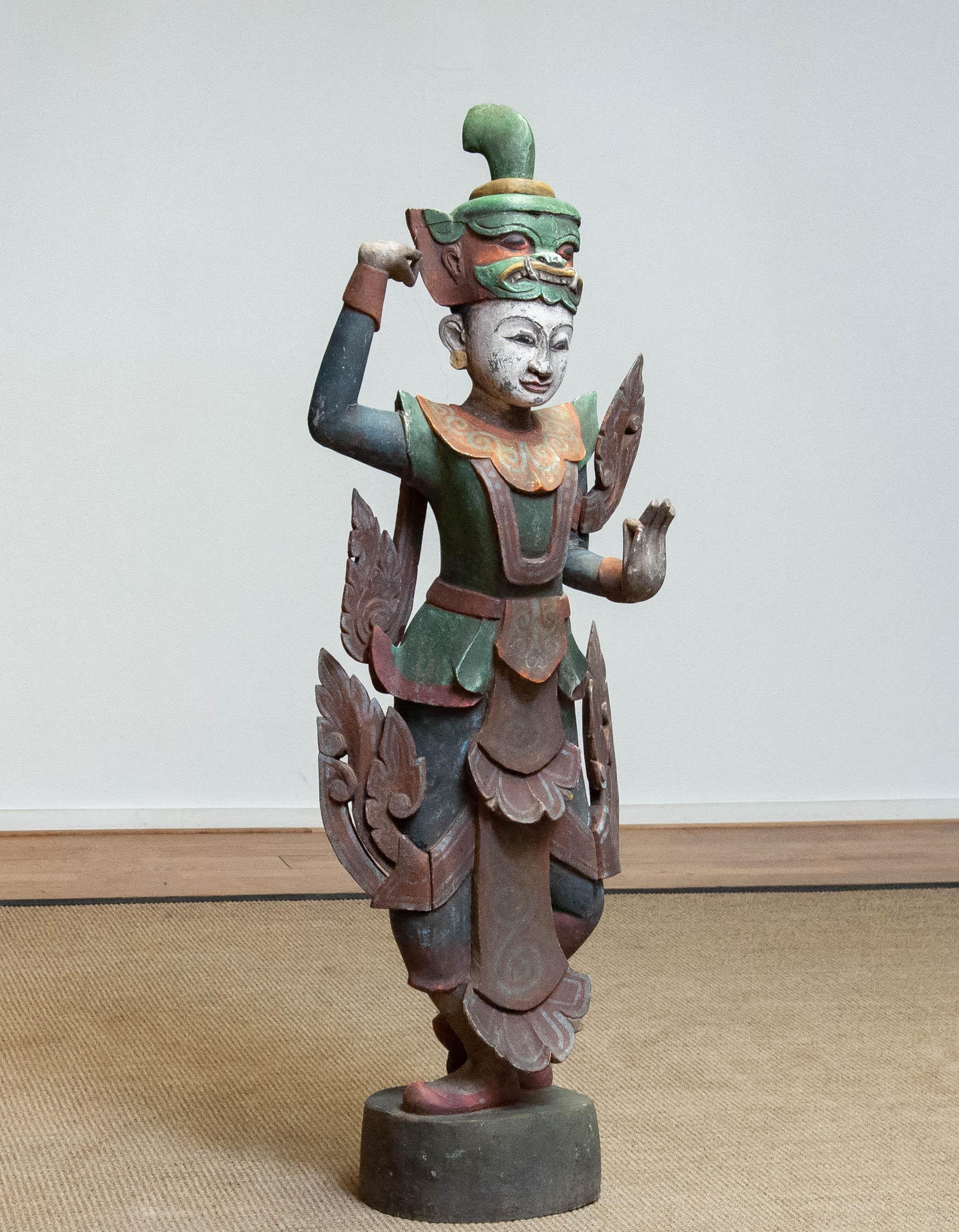 Absolut schöne große polychromierte birmanische Tempeltänzerin aus dem 19. Jahrhundert, handgeschnitzt aus einem Stück Teakholz.  Sehr dekoratives Kunstwerk. 127 cm / 50 Inches hoch. Bitte beachten Sie, dass wir eine zweite (passende) Tänzerin auf