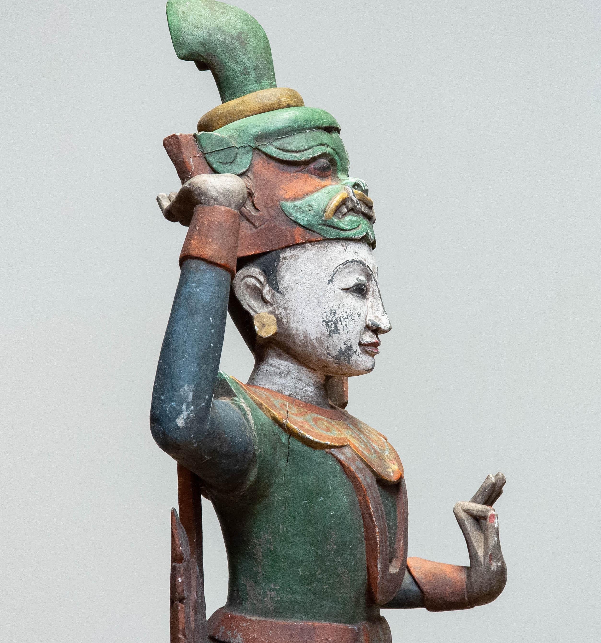 Große polychromierte Statue eines burmesischen Nat-Tempeltänzers aus dem 19. Jahrhundert (Handgeschnitzt) im Angebot