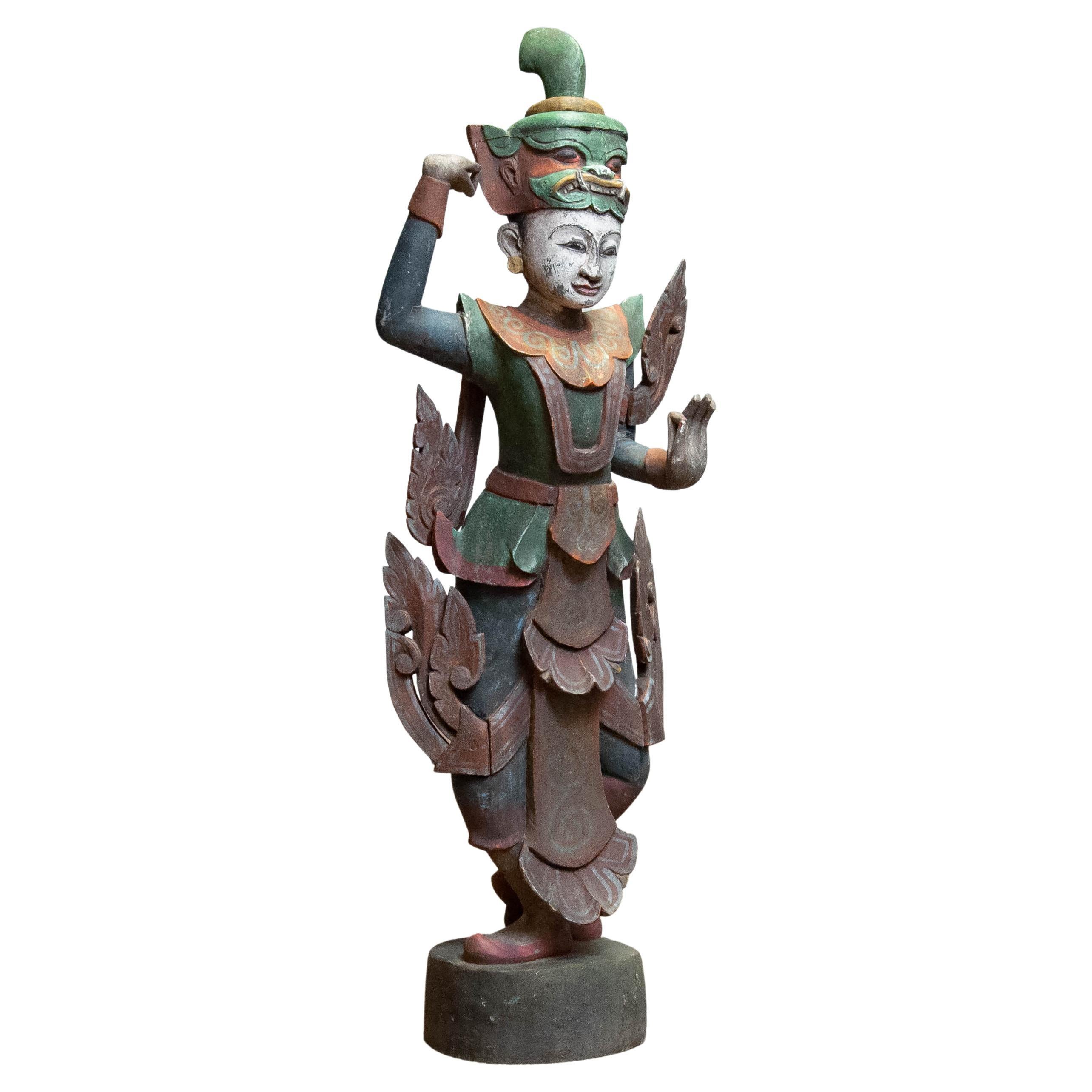 Grande statue polychrome du 19ème siècle représentant une danseuse de temple birmane Nat