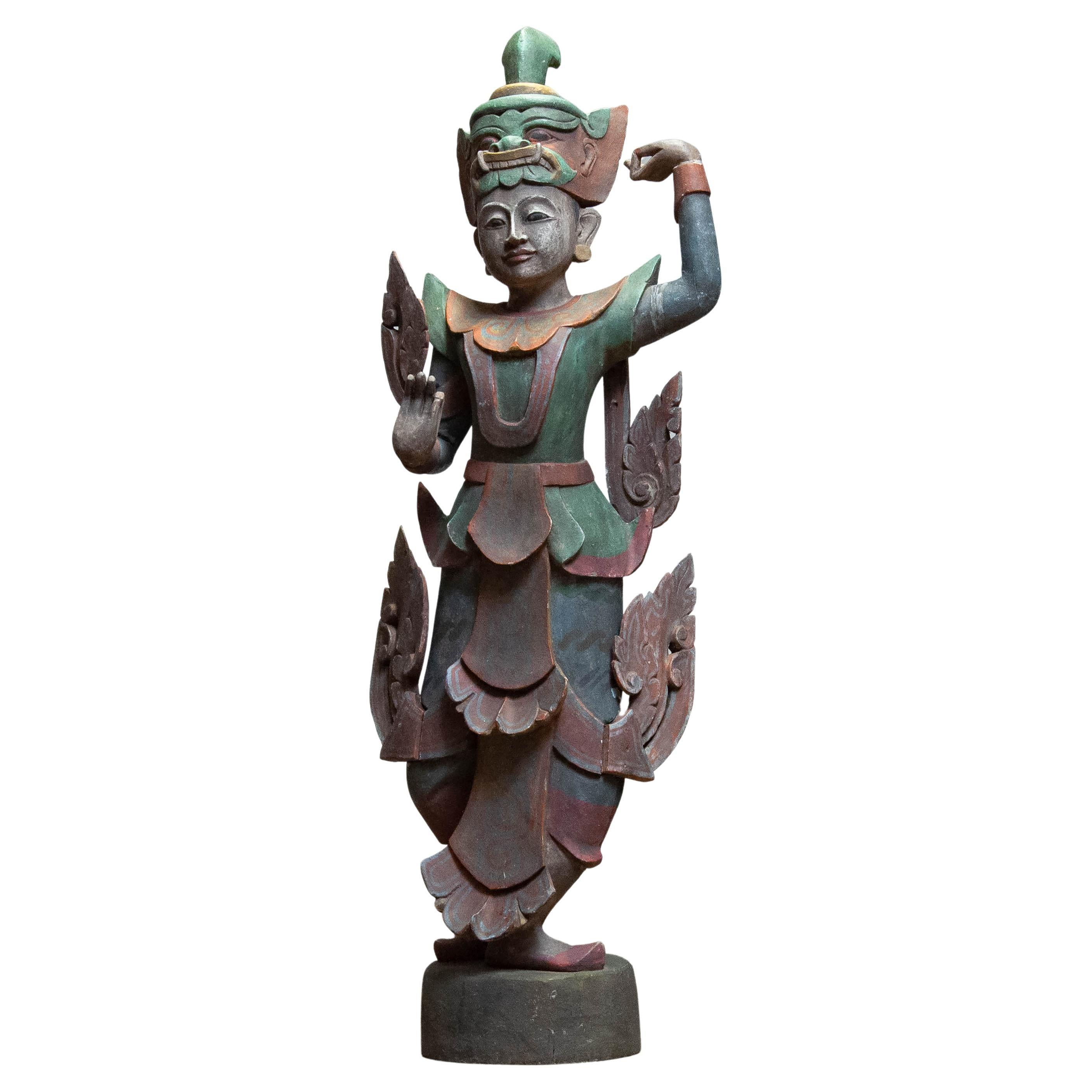 Grande statue polychrome d'une danseuse de temple birmane Nat du 19e siècle