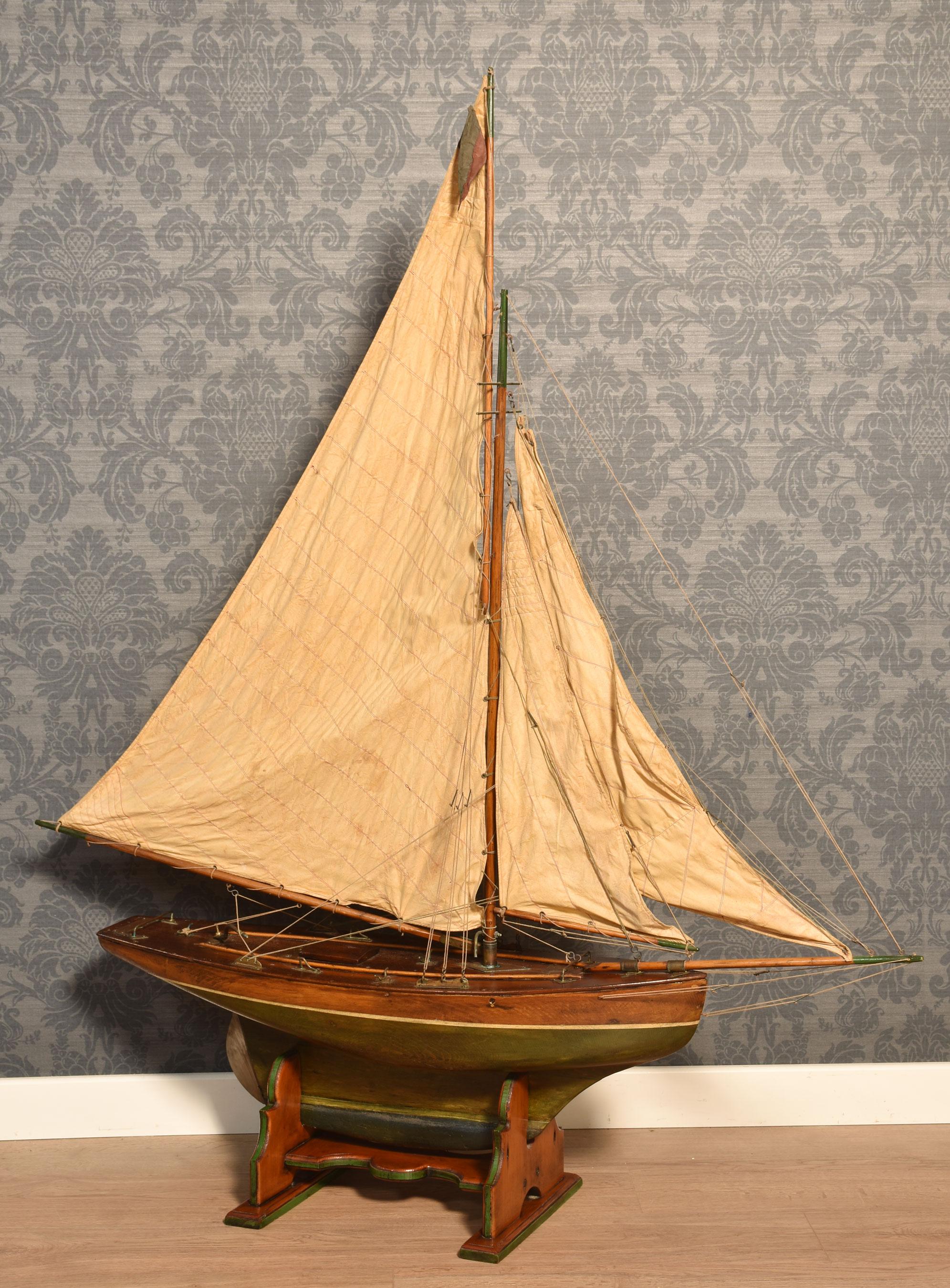 Yacht d'étang du XIXe siècle, gréé en gaffe, entièrement gréé sur un pont en planches simulées avec accastillage, la coque vernie jusqu'à la ligne de flottaison et peinte en vert en dessous, avec un gouvernail en laiton et une quille en plomb. Monté