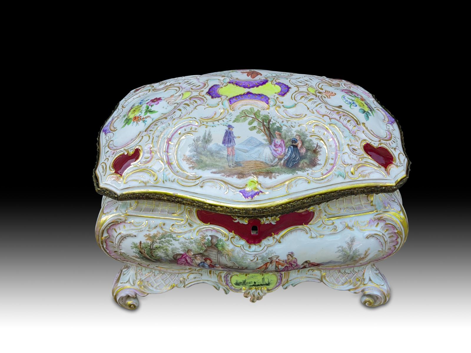Grande boîte en porcelaine du 19e siècle 19e siècle en vente 2