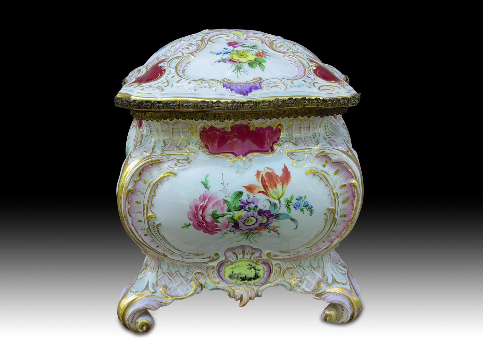 Autrichien Grande boîte en porcelaine du 19e siècle 19e siècle en vente