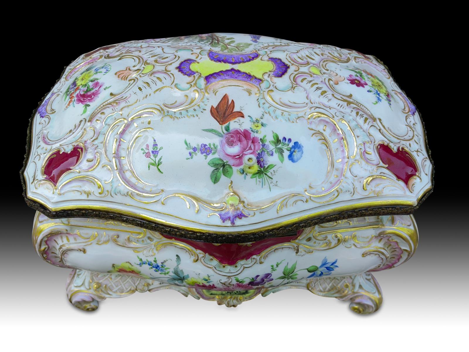 Hand-Crafted Large 19th Century Porcelain Box 19th Century For Sale