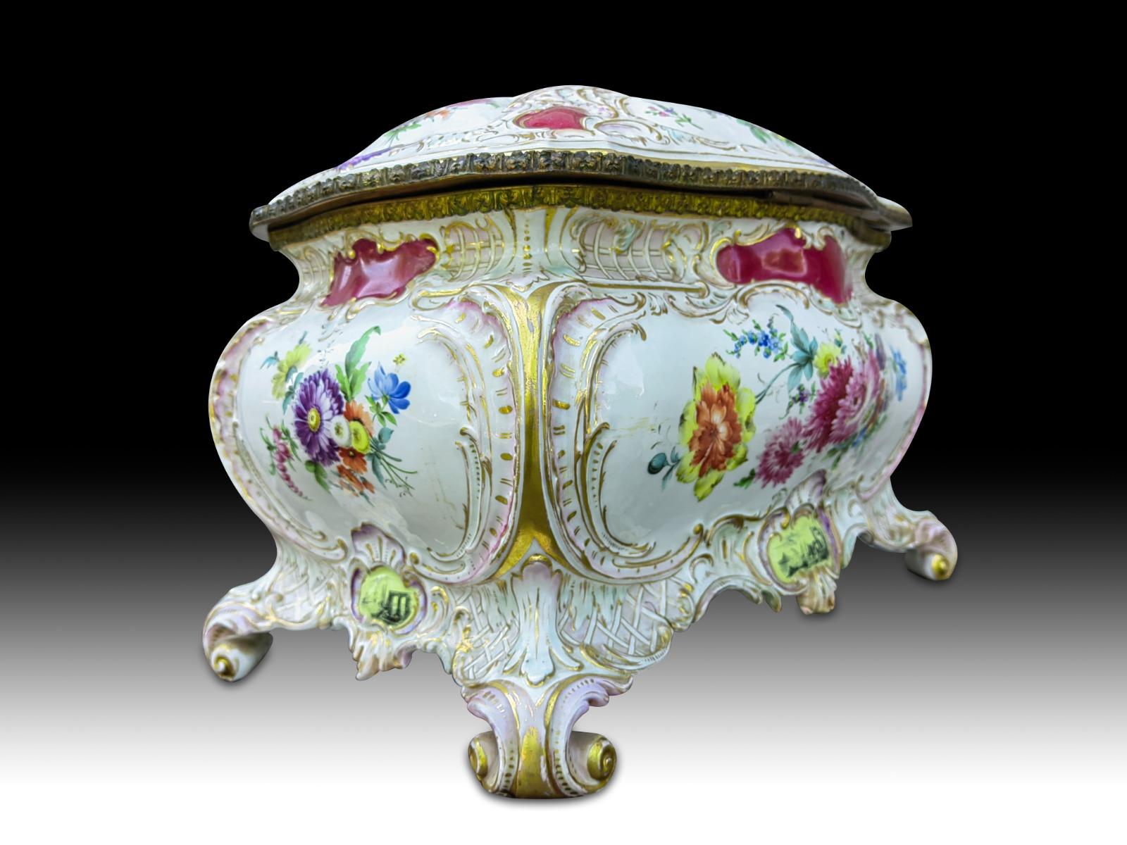 Grande boîte en porcelaine du 19e siècle 19e siècle Bon état - En vente à Madrid, ES