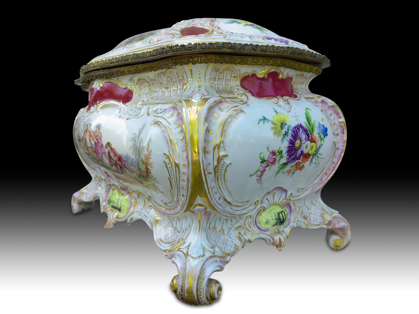 XIXe siècle Grande boîte en porcelaine du 19e siècle 19e siècle en vente