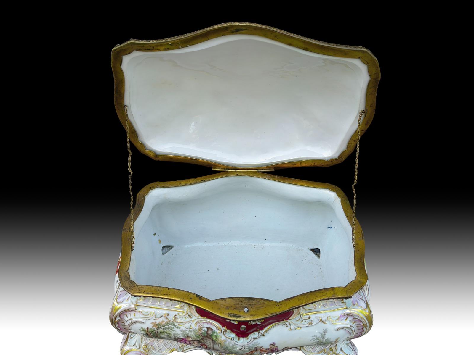 Porcelaine Grande boîte en porcelaine du 19e siècle 19e siècle en vente