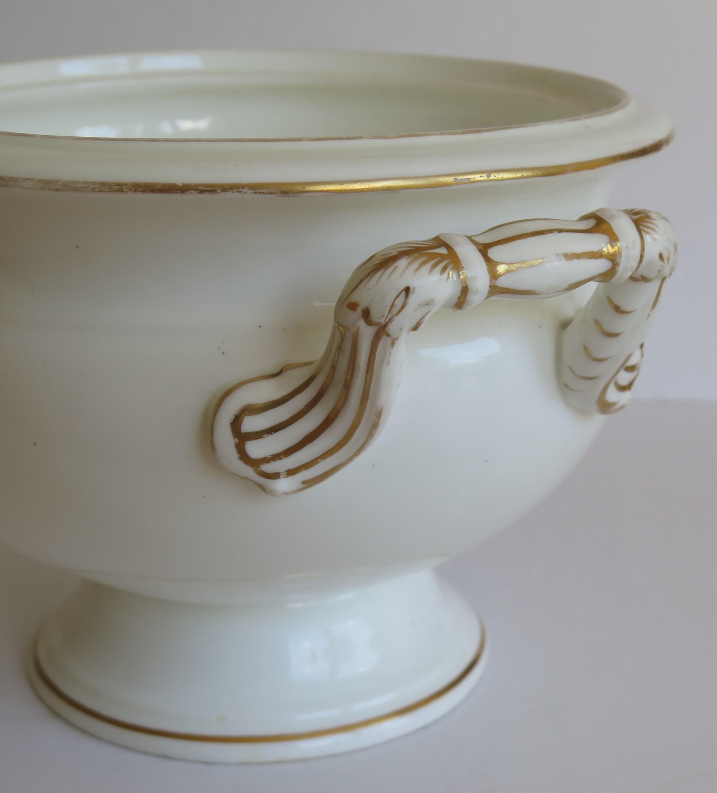 Grande soupière en porcelaine du 19ème siècle avec poignées moulées dorées et nœud de rose sur le couvercle en vente 4