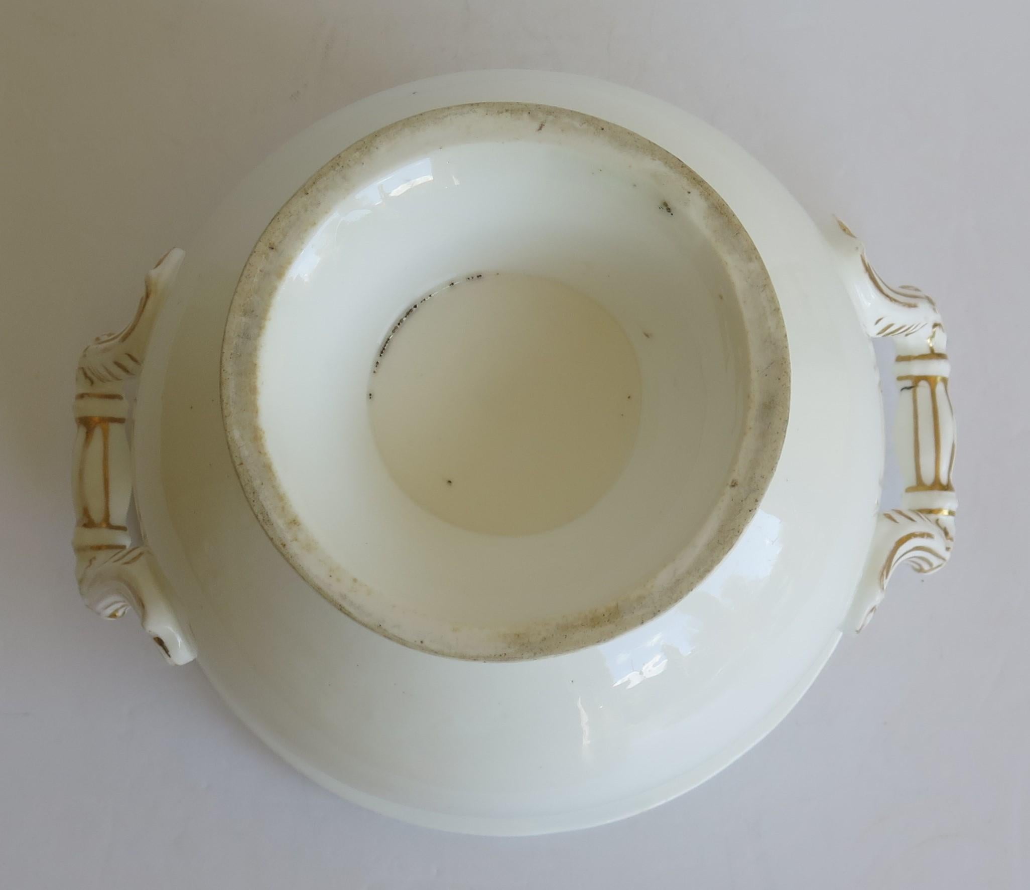 Grande soupière en porcelaine du 19ème siècle avec poignées moulées dorées et nœud de rose sur le couvercle en vente 11