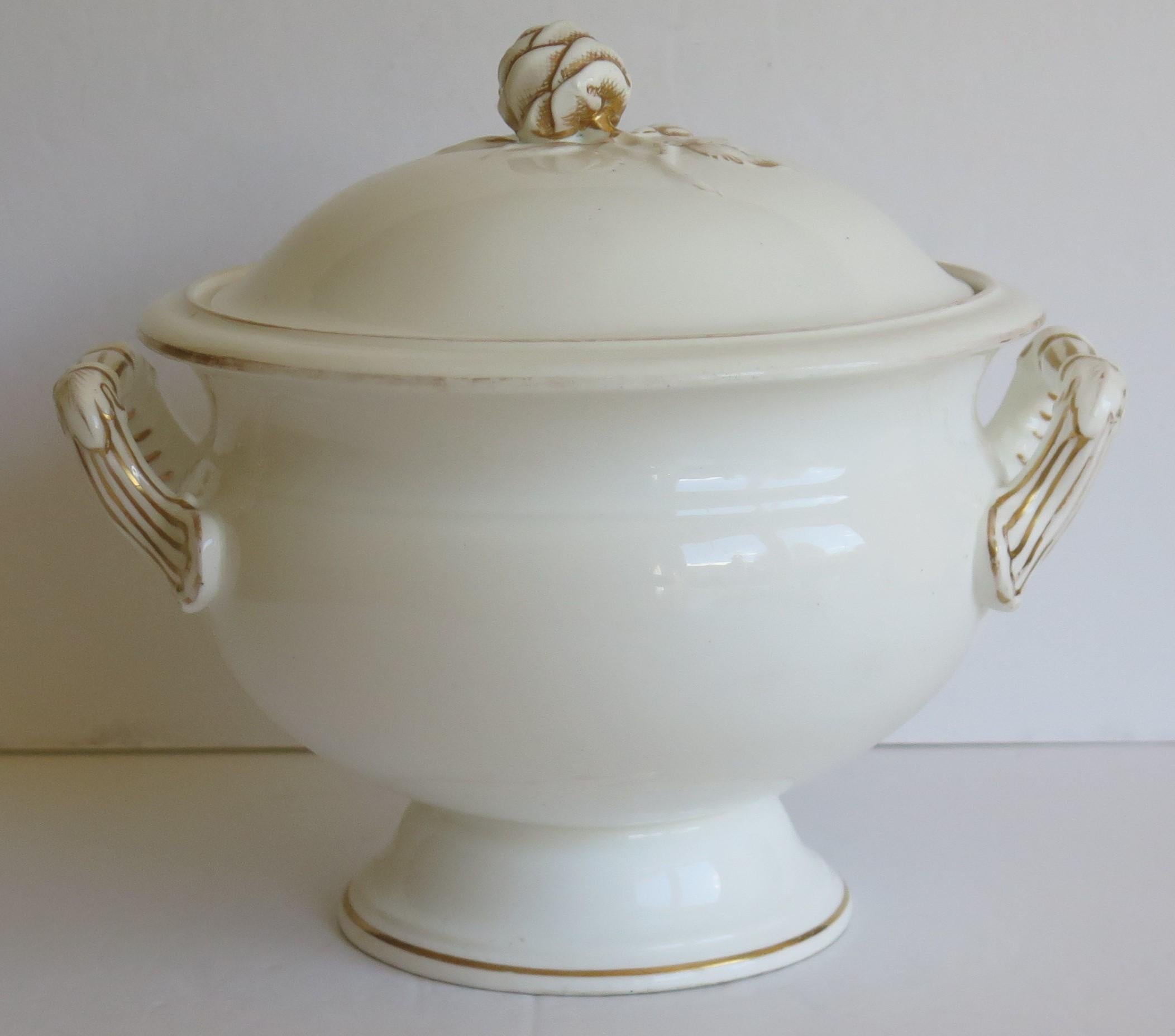 XIXe siècle Grande soupière en porcelaine du 19ème siècle avec poignées moulées dorées et nœud de rose sur le couvercle en vente