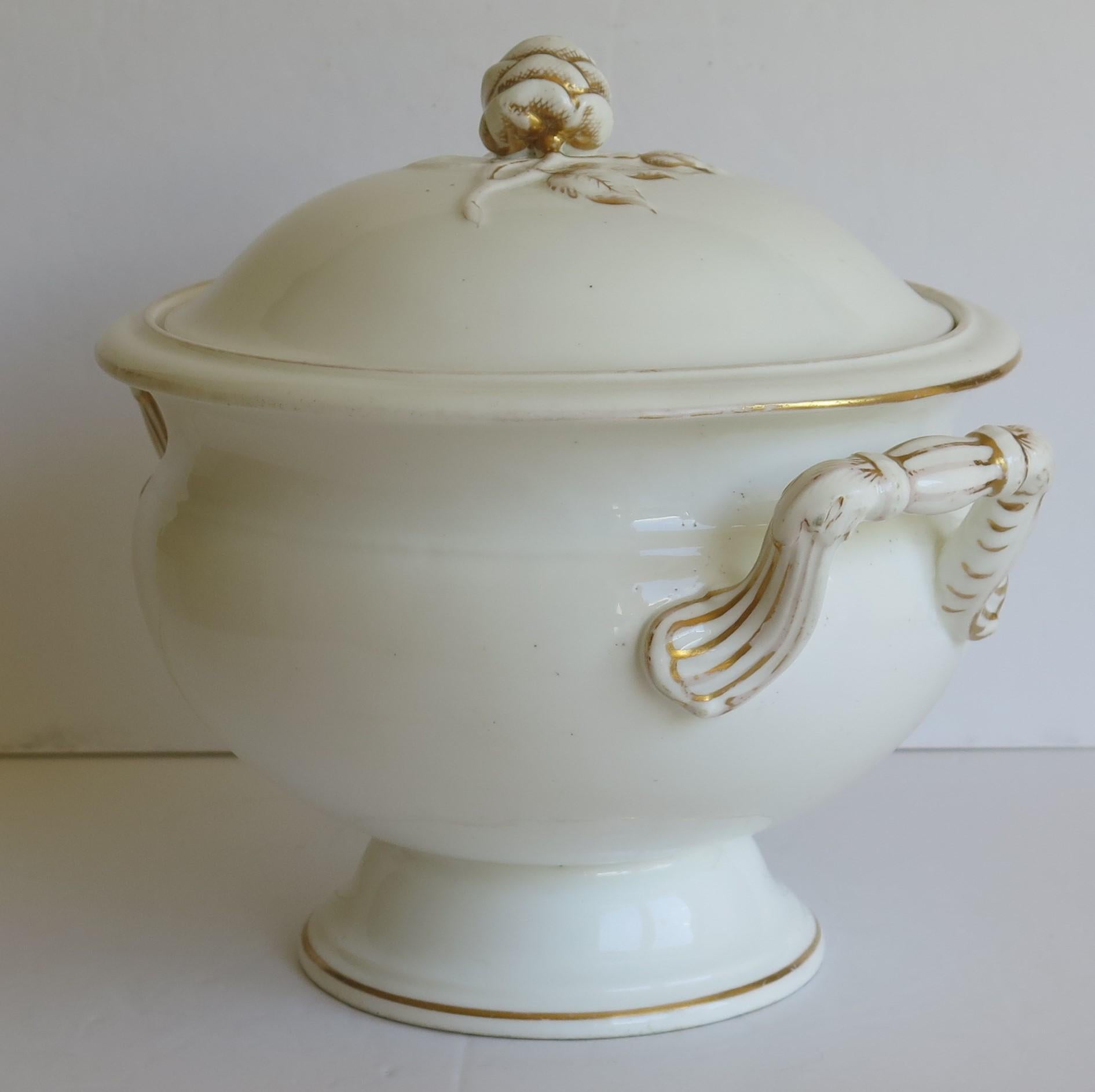 Porcelaine Grande soupière en porcelaine du 19ème siècle avec poignées moulées dorées et nœud de rose sur le couvercle en vente