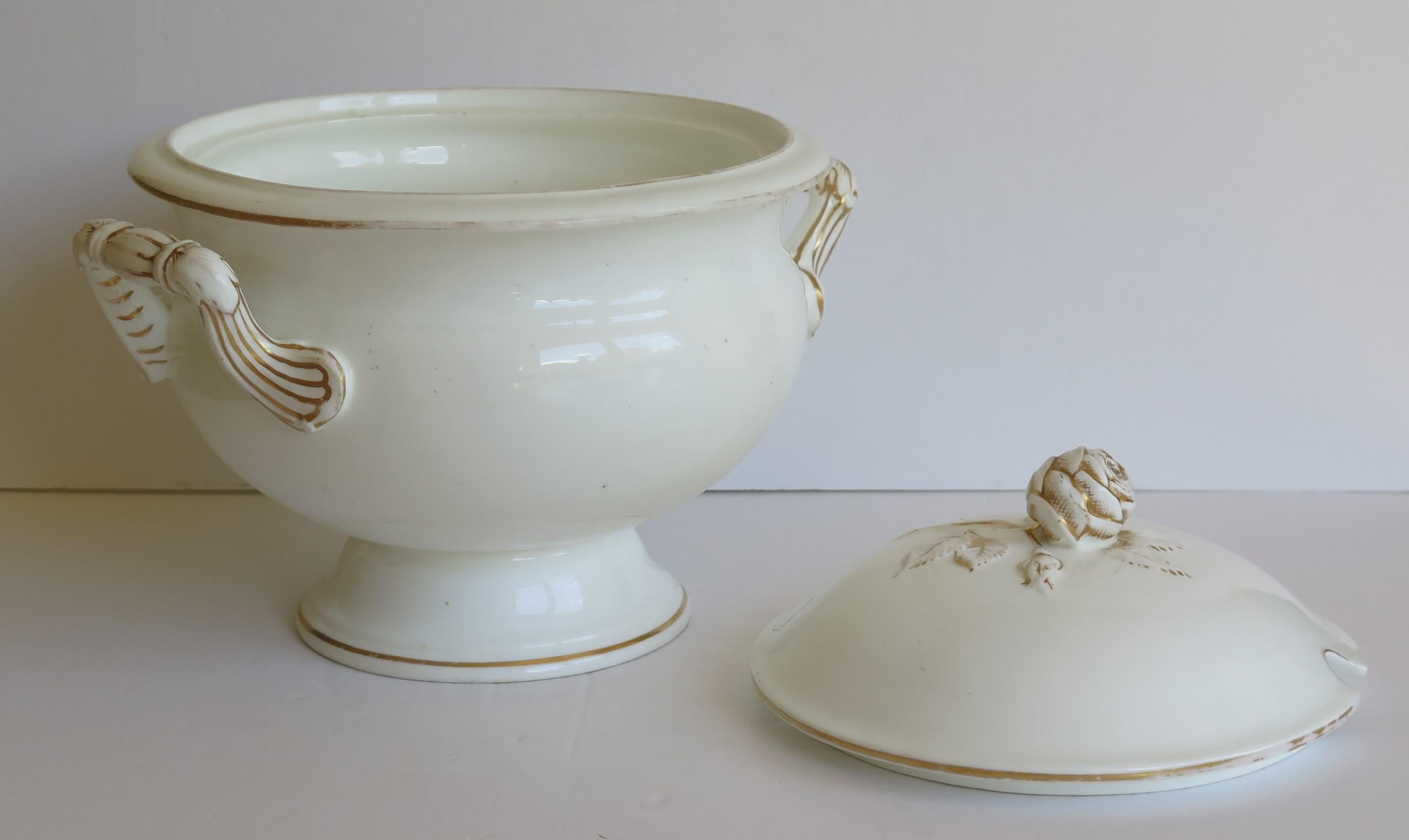 Grande soupière en porcelaine du 19ème siècle avec poignées moulées dorées et nœud de rose sur le couvercle en vente 2
