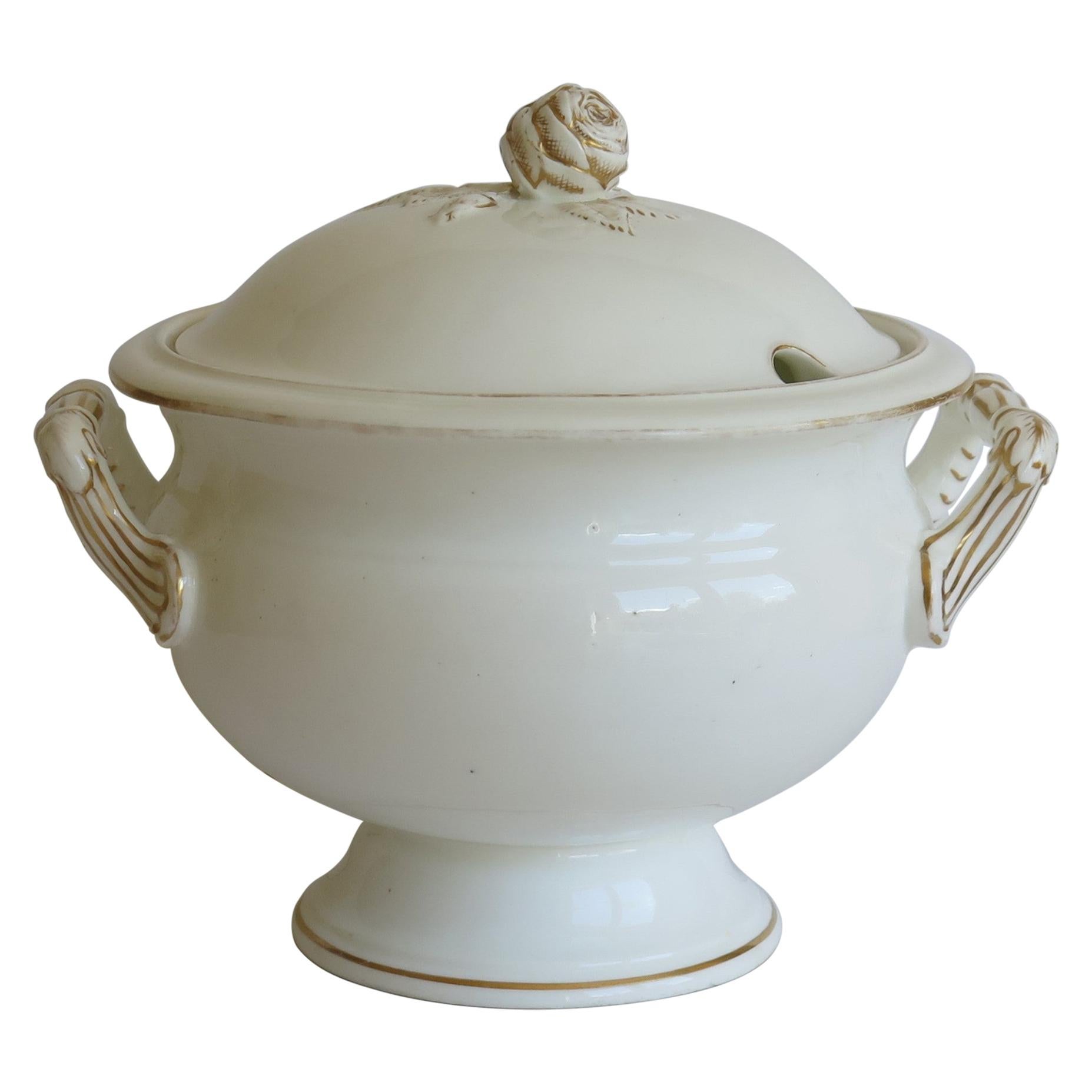 Il s'agit d'une très bonne grande soupière à couvercle, en porcelaine, que nous datons de la première moitié du XIXe siècle, vers 1830.

La soupière est bien empotée, avec une base circulaire sur pied et deux poignées latérales moulées. Le