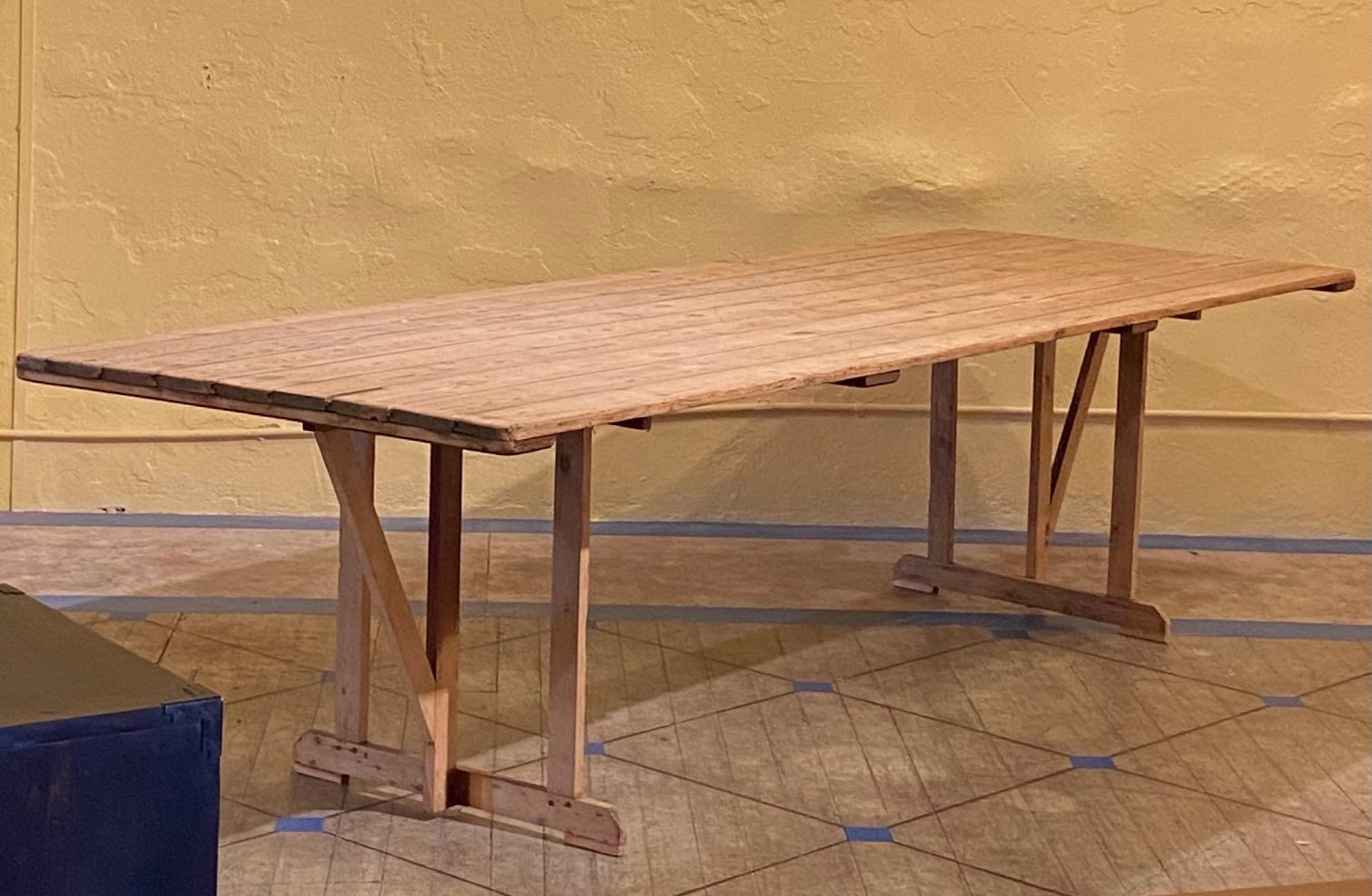 Ein interessanter alter Bauernhoftisch aus Kiefernholz.
Ein großer, antiker, tragbarer Tisch, der ursprünglich während der Erntezeit in den Obstgärten oder auf den Feldern aufgestellt wurde, um die Arbeiter zu bedienen.
In ausgezeichnetem antiken