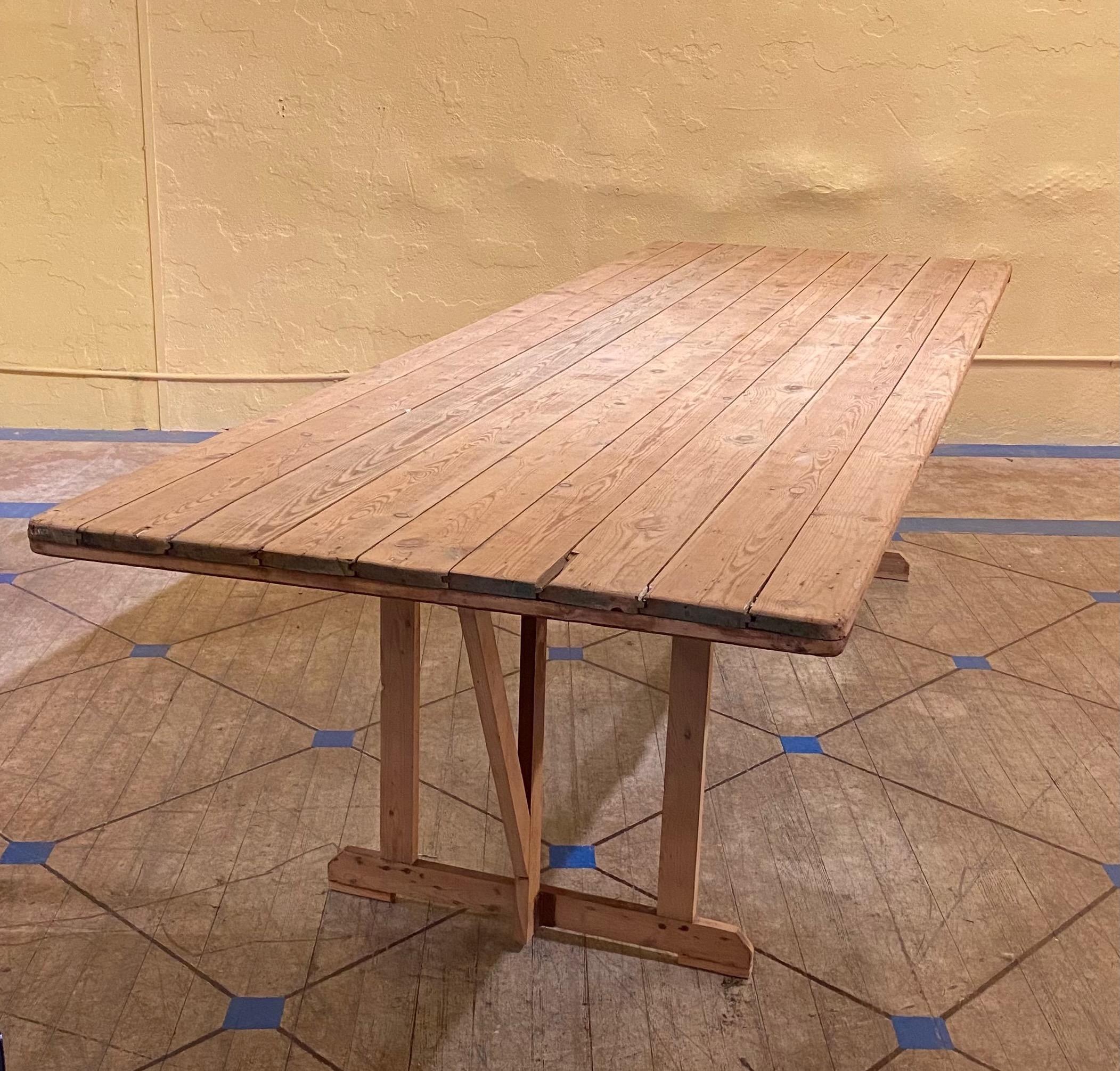 Rustique Grande table de ferme portative en pin du 19e siècle en vente