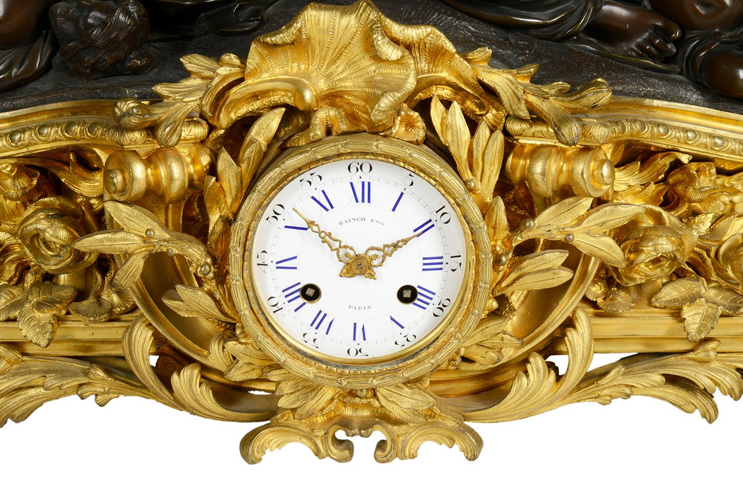 Eine feine Qualität Französisch 19. Jahrhundert vergoldet Ormolu und patiniert Bronze Uhr Garnitur, mit einem Paar von sieben Zweigen Blume wie Kandelaber, die von Putten, auf kreisförmigen Sockel Basen mit Scrolling Dekoration erhöht