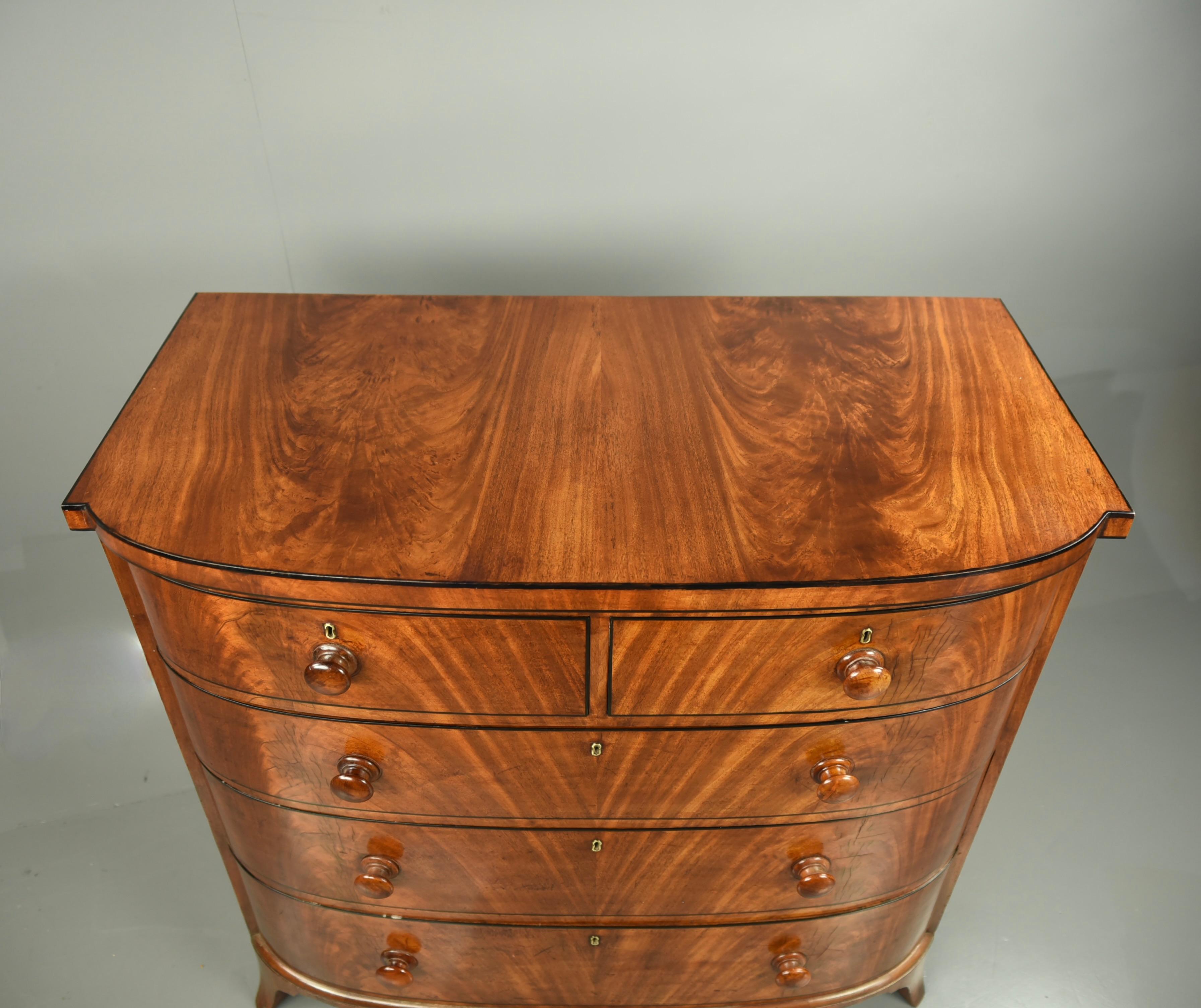 Fine quality large Regency mahogany bow front chest of drawers circa 1820 .
The chest of drawers has a fantastic flame mahogany grain and a great colour .
The chest has two small over three large drawers with original knob pulls and ebony string