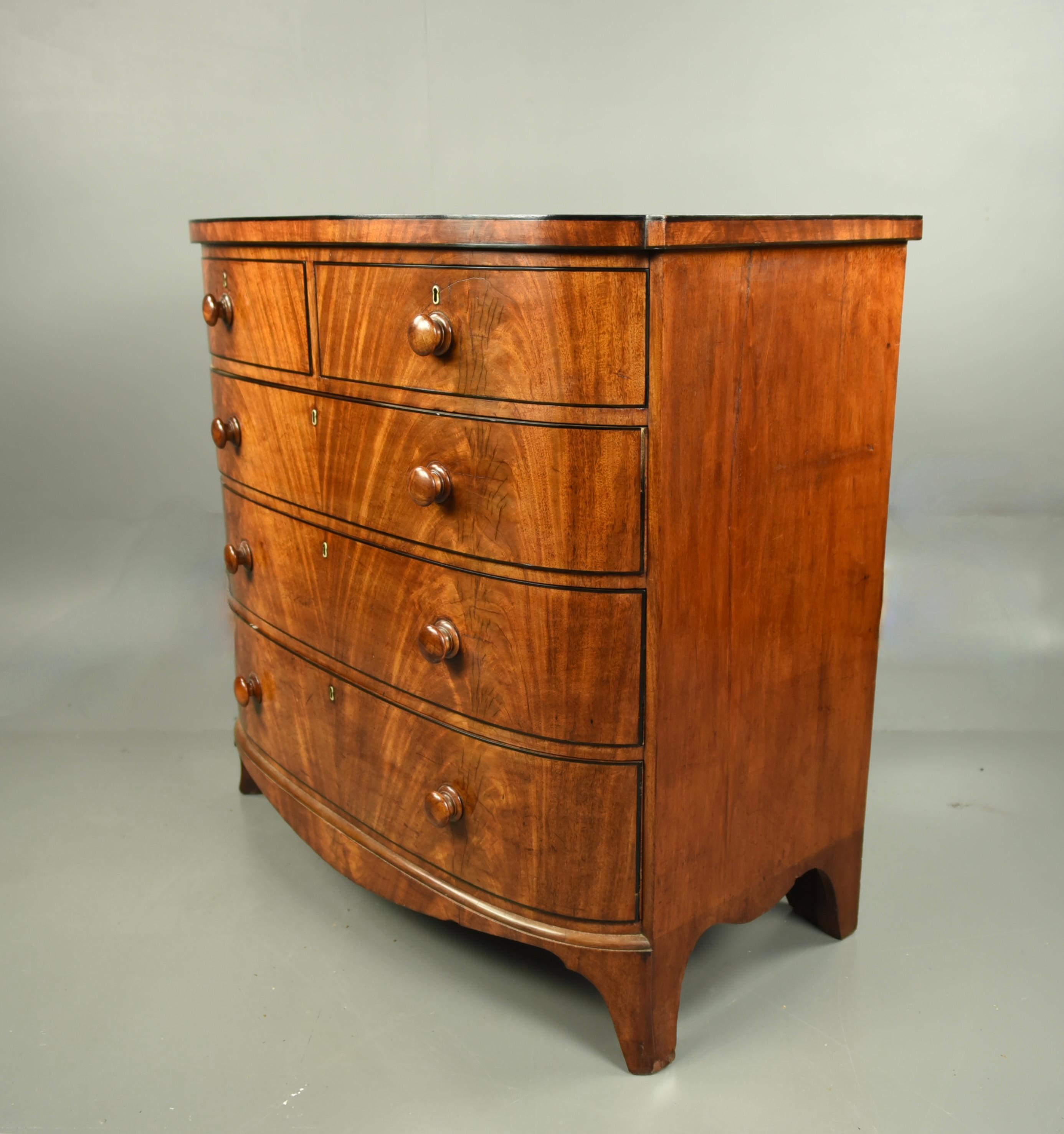 large 19th century Regency bow front chest of drawers In Good Condition In Chelmsford, GB
