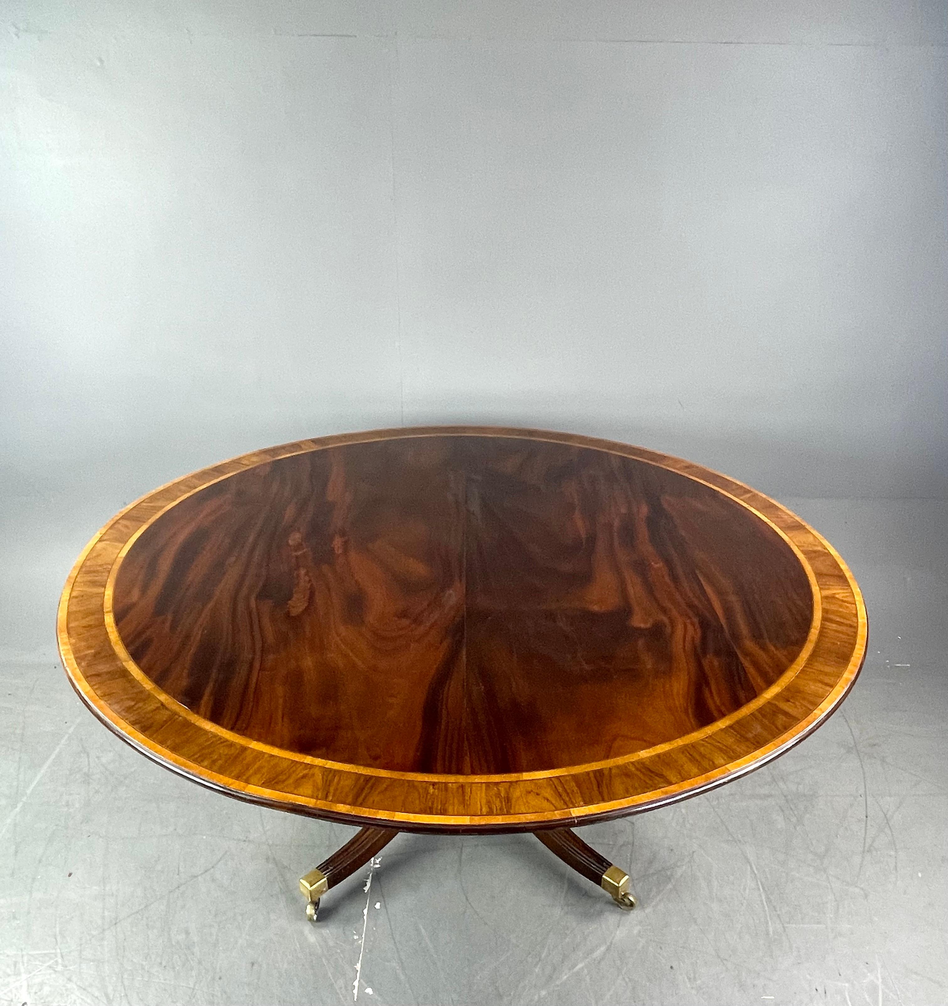 Large 19th century Regency round dining table  In Good Condition In Chelmsford, GB