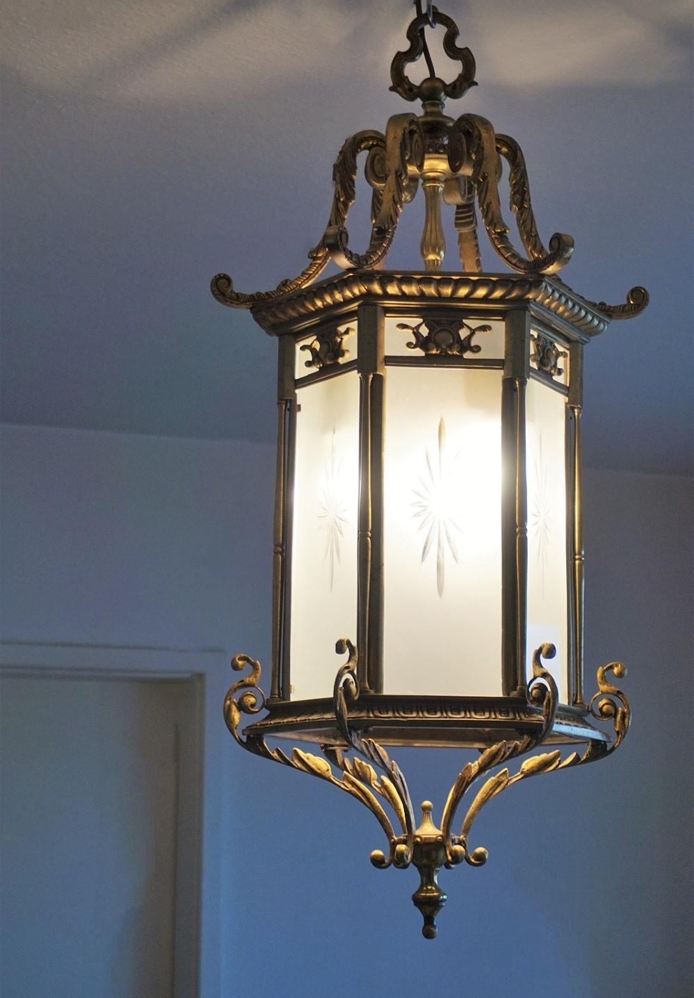 Regency Grande lanterne de style Régence du 19ème siècle en bronze et verre taillé en vente