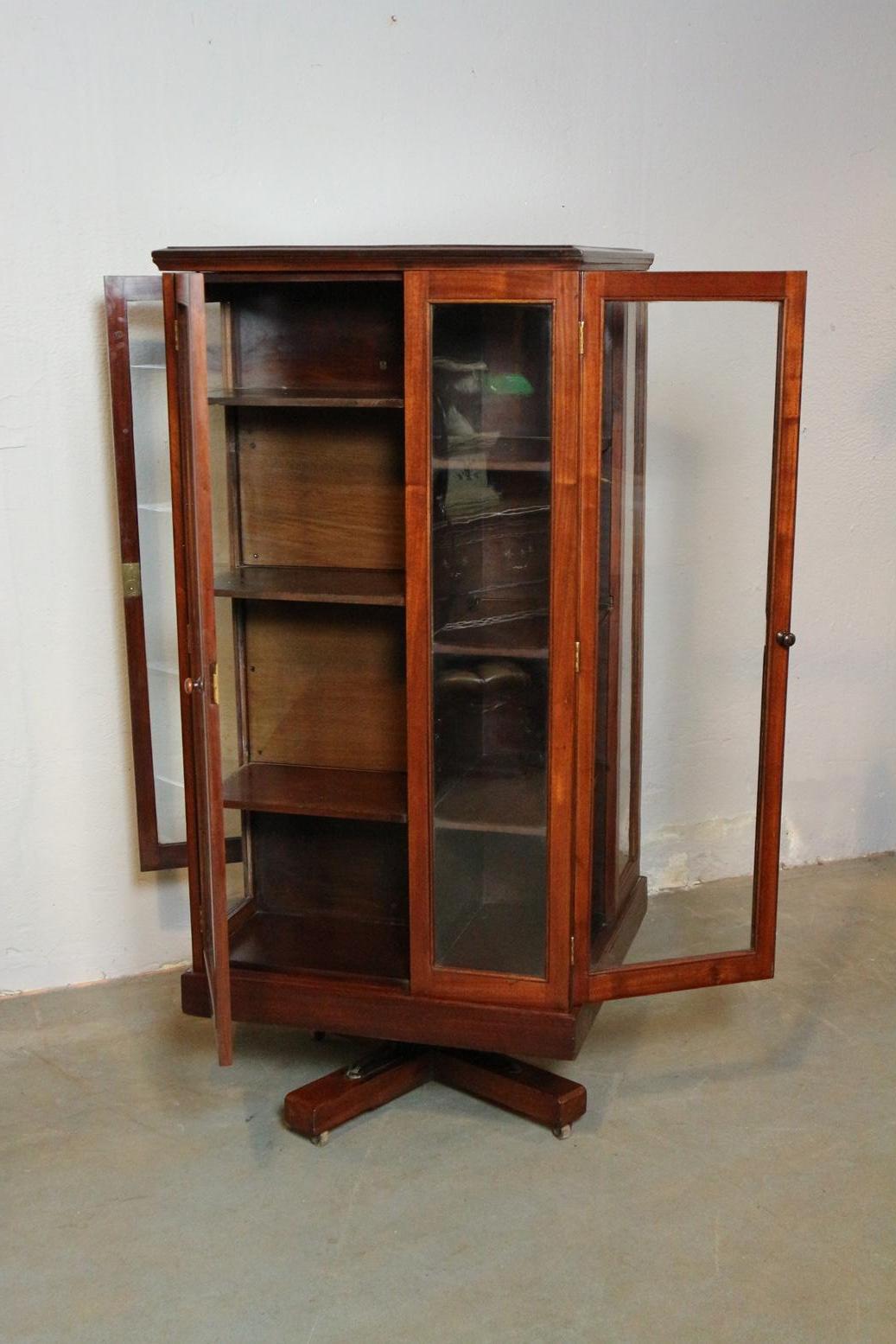 Special mahogany bookcase with 4 glass doors. Cast iron base. In good condition.
Can also be used as a display cabinet.
Origin: England
Period: circa 1900
Size: 66cm x 66cm x H 149cm.