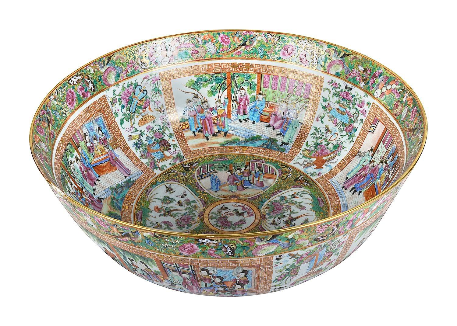 Un grand et impressionnant bol en porcelaine de Canton / Rose médaillon du 19ème siècle. Le fond est d'un vert éclatant et des scènes d'intérieur et de jardin classiques chinoises, peintes à la main et rehaussées de dorures, y sont insérées.
(légère
